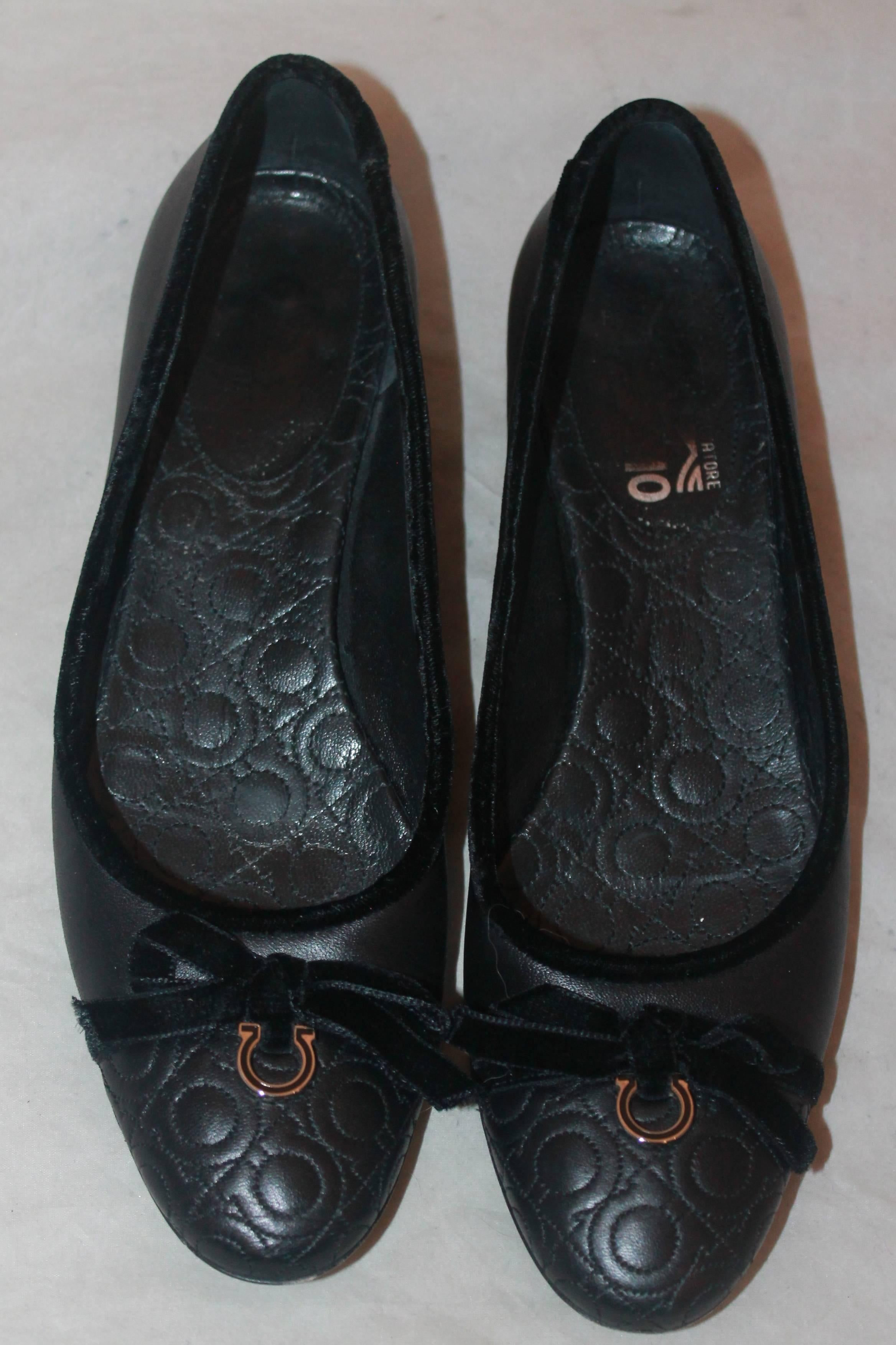Ferragamo Black Leather Ballet Flats with Velvet Trim - 7AA In Excellent Condition For Sale In West Palm Beach, FL