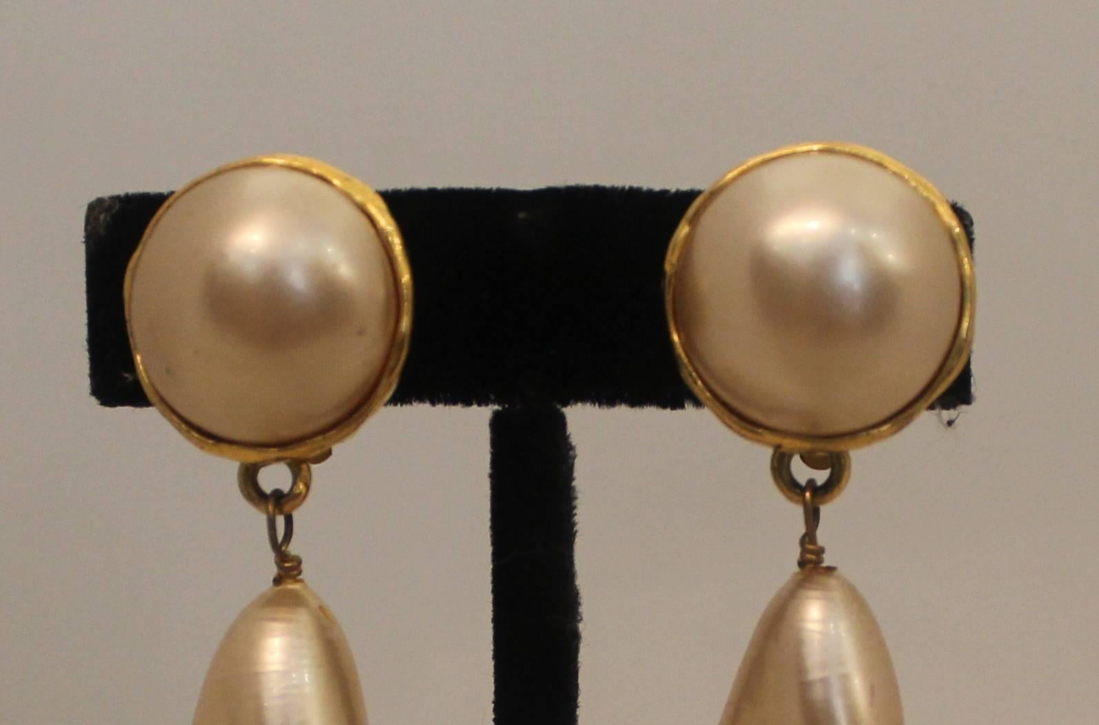 Chanel Vintage Goldtone Pearl Drop Clip-on Earrings - circa 1991. These earrings are in excellent vintage condition and are very classic. The goldtone around the pearl has a hammered look to it. 

Length- 3