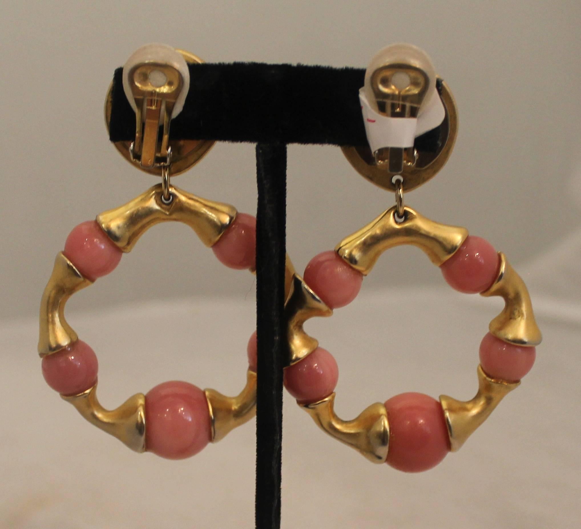 Chanel Goldtone and Pink Gripoix Hoop Clip-On Earrings, Circa 1993 In Good Condition In West Palm Beach, FL