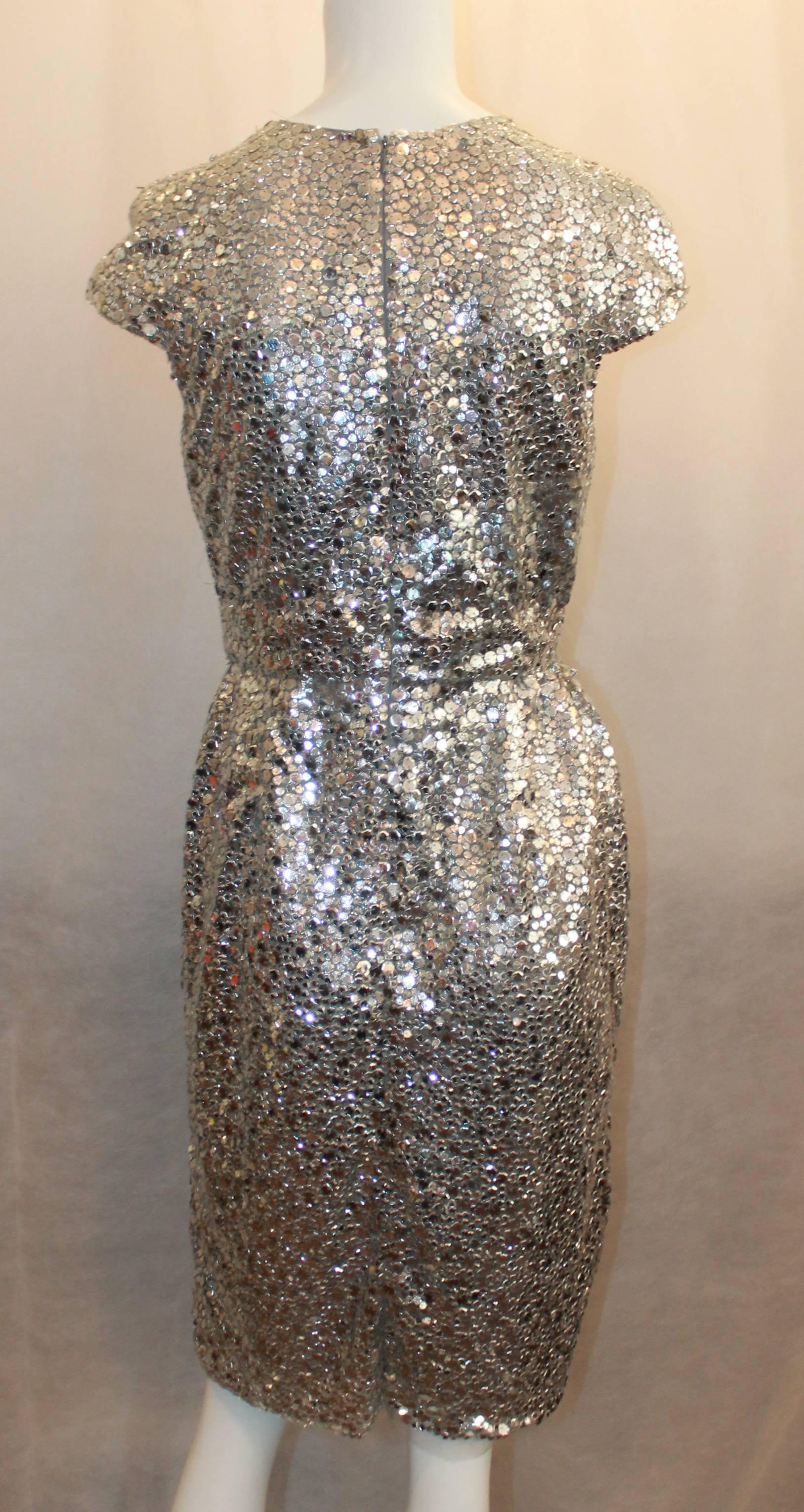 Naeem Khan Silver Silk & Mesh Sequin Short Sleeve Dress w/ Cinched Waist - 8 In Good Condition In West Palm Beach, FL