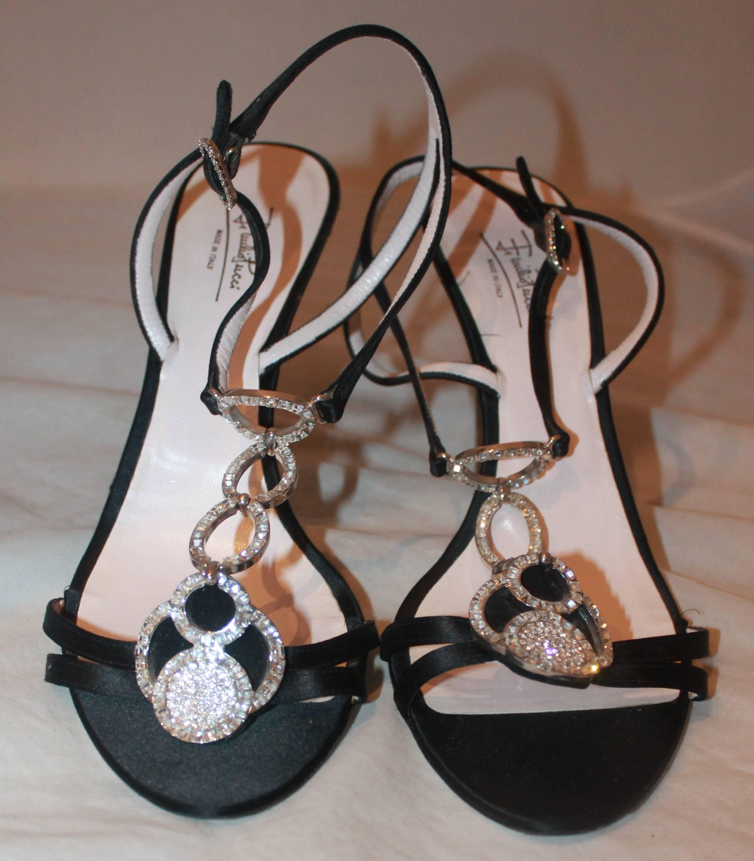 Emilio Pucci Schwarze Satin Riemchensandalen mit Absatz und Strass-Detail - 41 im Zustand „Hervorragend“ im Angebot in West Palm Beach, FL