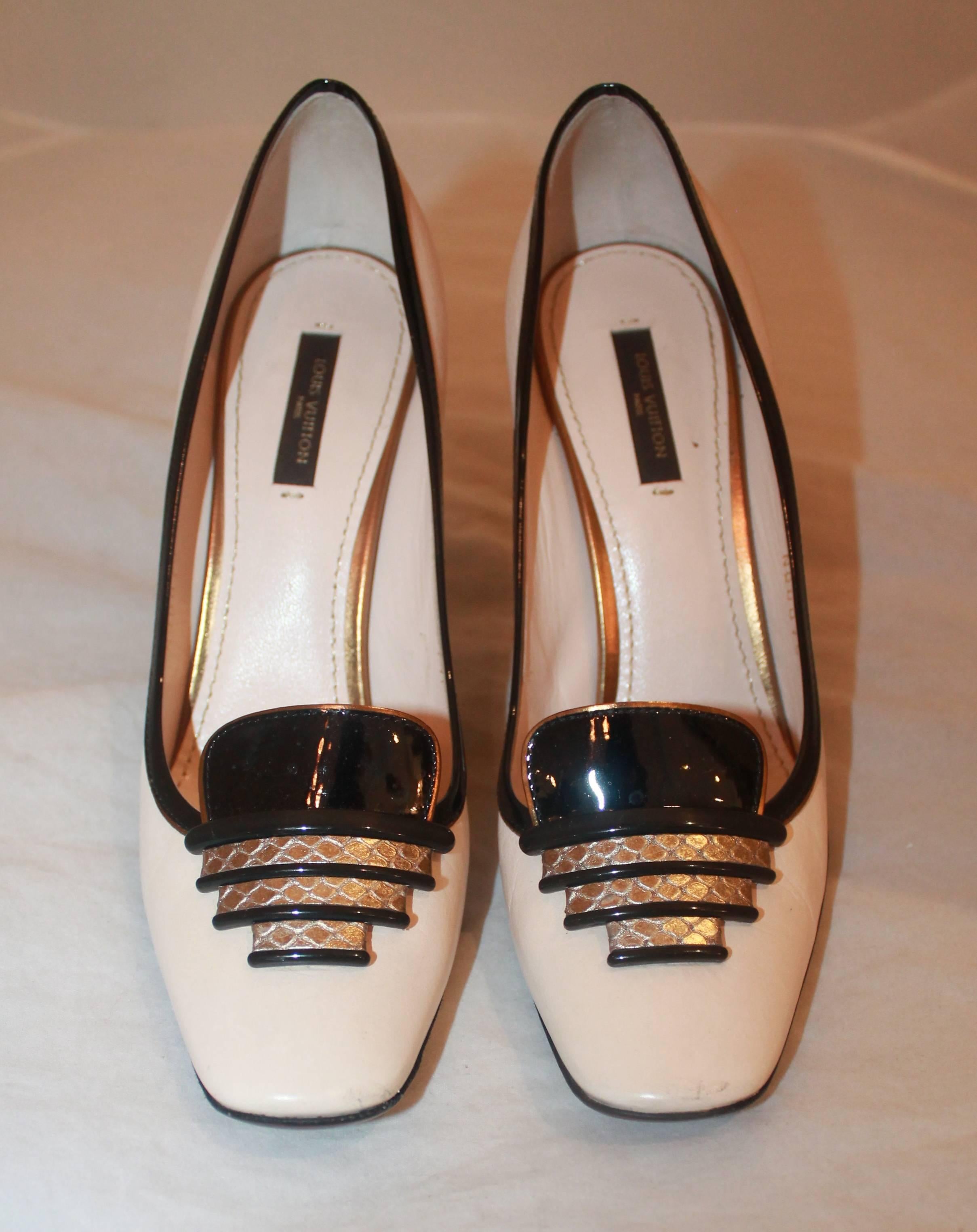 Louis Vuitton Limited Edition Art Deco Black, Ivory, and Gold Pumps - 38 In Excellent Condition In West Palm Beach, FL