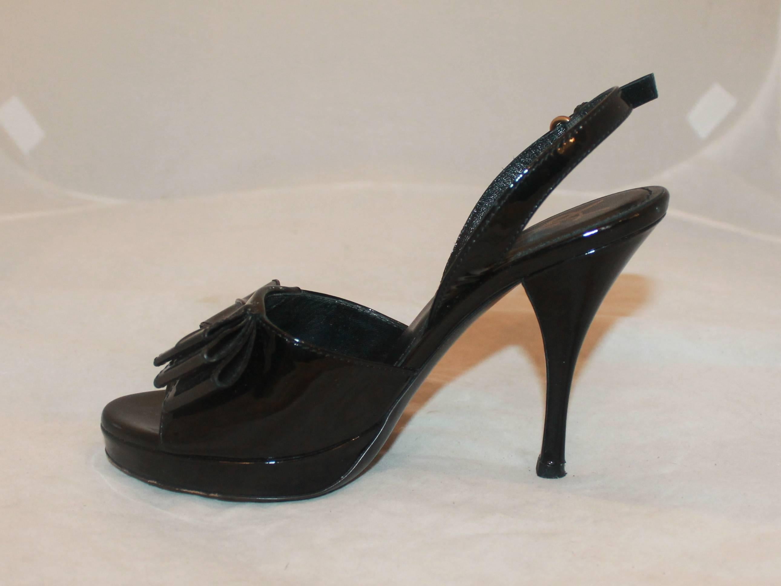 YSL Schwarze Patent Plateau Heels mit Schleife vorne - 36. Diese Schuhe sind in ausgezeichnetem Zustand mit Verschleiß auf dem Boden und allgemeine Abnutzung des Patents. Die Schleife verleiht dem klassischen Schuh einen modernen