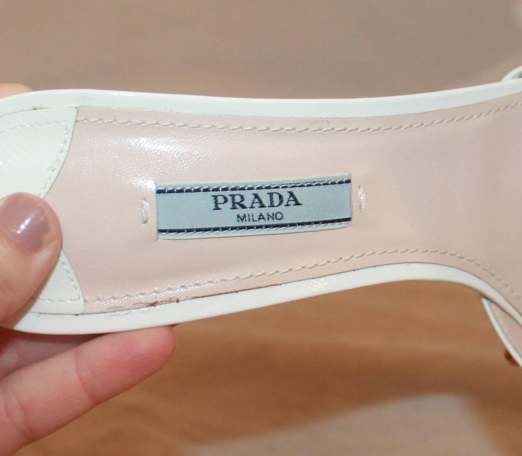 Prada White Saffiano Slides with Gold Heels, Gold Studs and Logo - 39.5 In Excellent Condition In West Palm Beach, FL