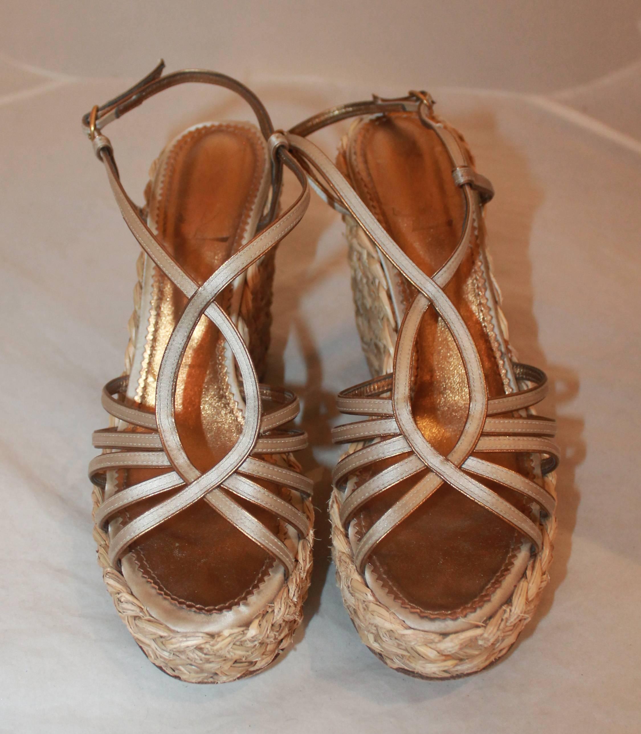 Marron YSL Chaussures à semelles compensées en satin couleur champagne avec bride épaisse et paillettes - 41 en vente