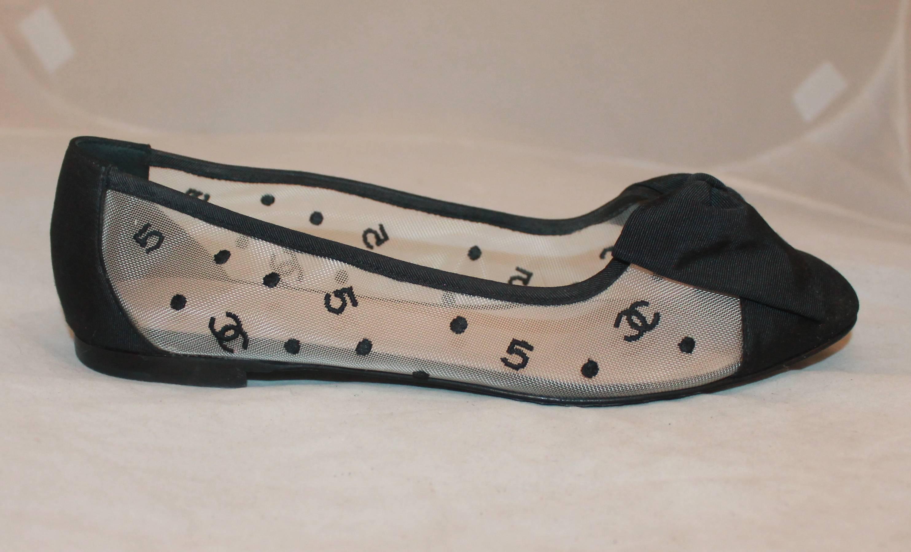 Chanel Black and White Motif Printed Mesh and Grosgrain Flats with a Bow - 39. These mesh ballet flats have black 