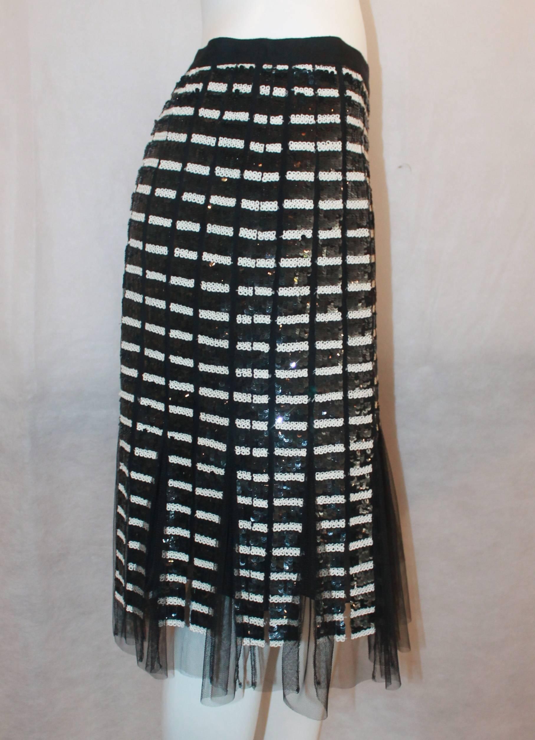 Oscar de la Renta Black & Ivory Sequin and Mesh Pleated Skirt - 10 In Excellent Condition In West Palm Beach, FL