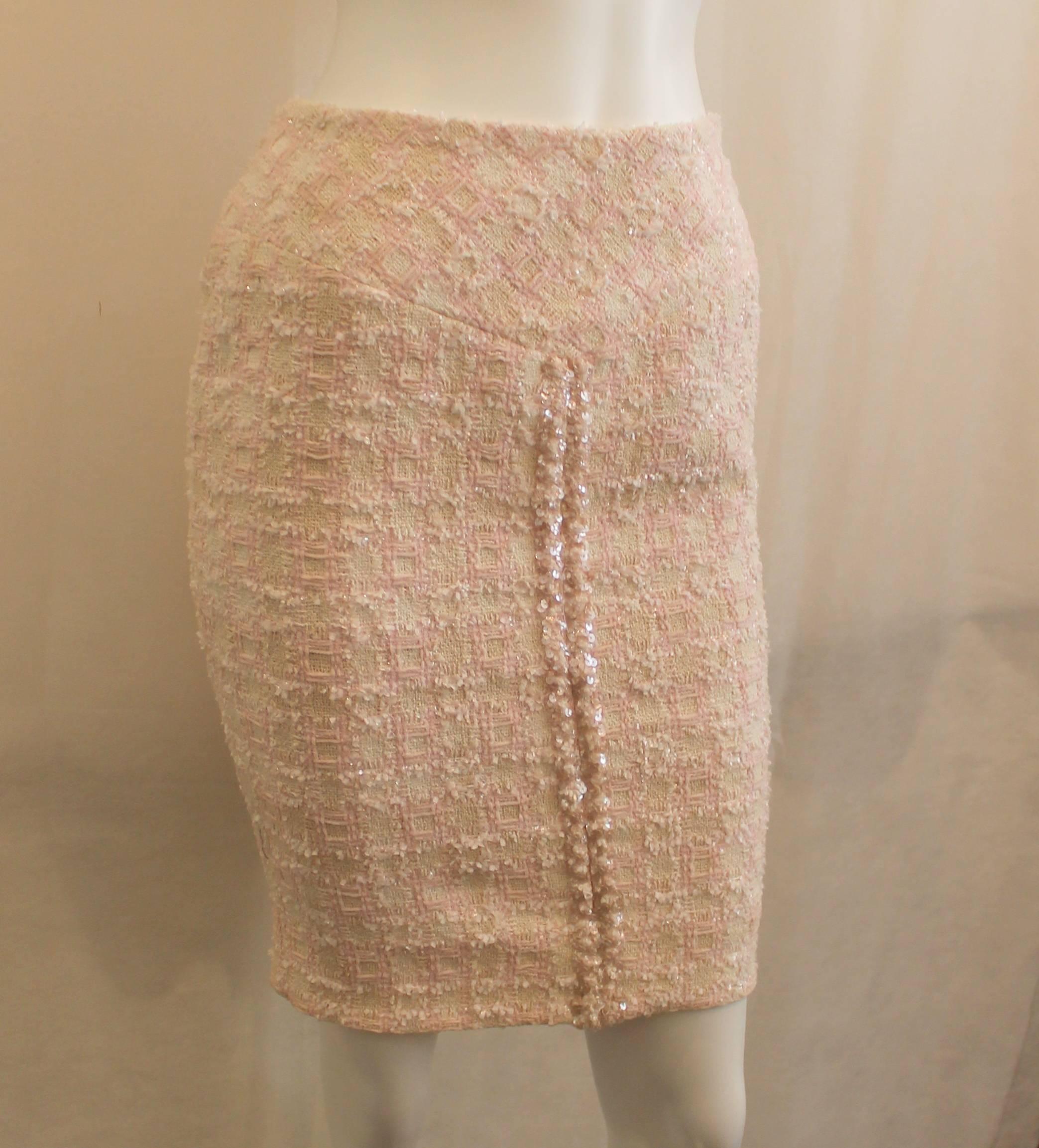 Chanel Pink & Ivory Cotton Blend Tweed Skirt with Sequins - 38 - 95P. This skirt is in excellent condition with a checkered-like tweed pattern and a sequin front strip. The tweed also has a clear metallic threading in it.  

Measurements:
Waist-