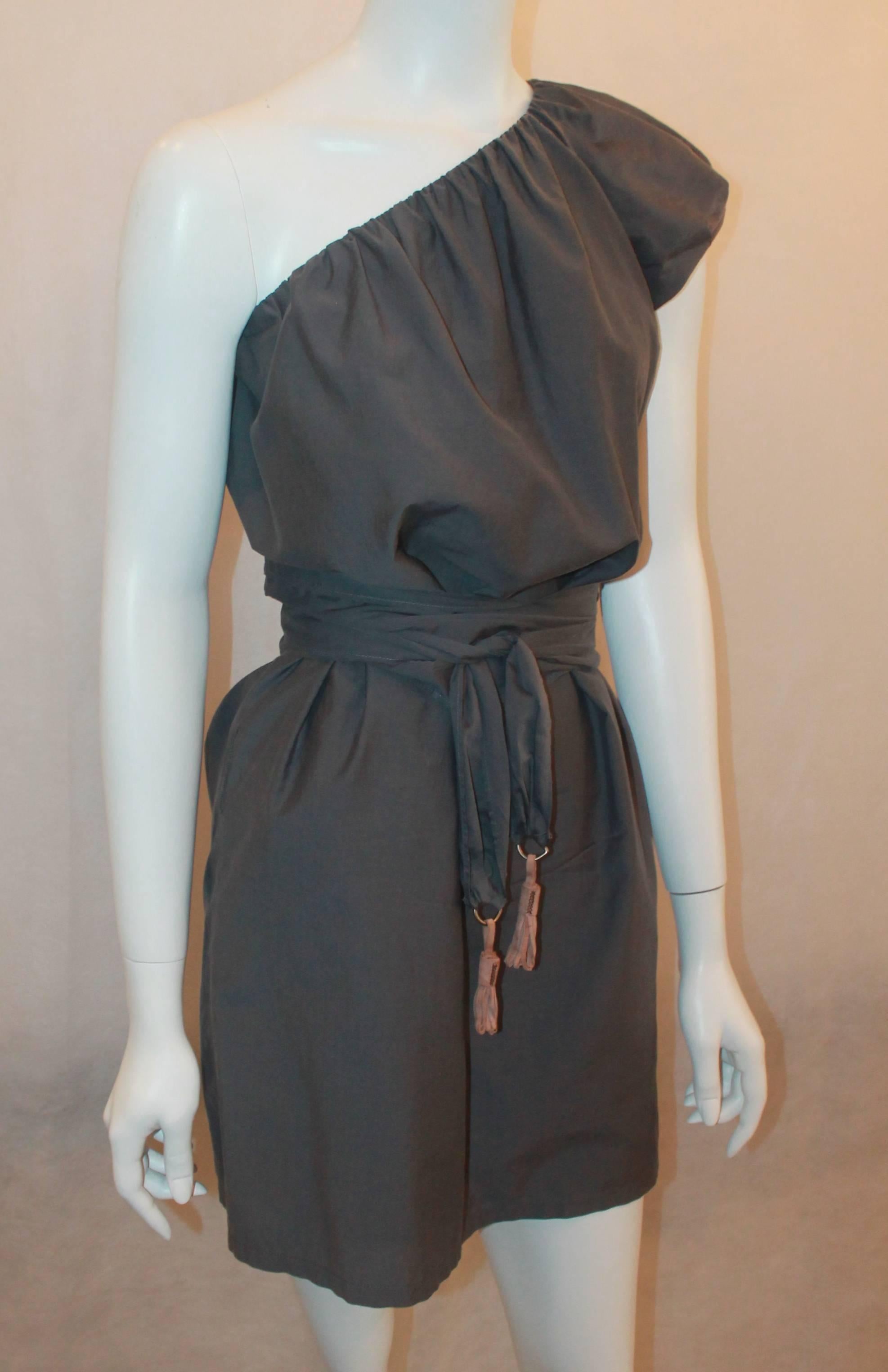 Brunello Cucinelli Grey Cotton One Shoulder Shift Dress with Belt - S. This short dress is in excellent condition and is great for the warm weather. It features elastic at the neck area, pockets on both sides, and a bely that has hanging leather
