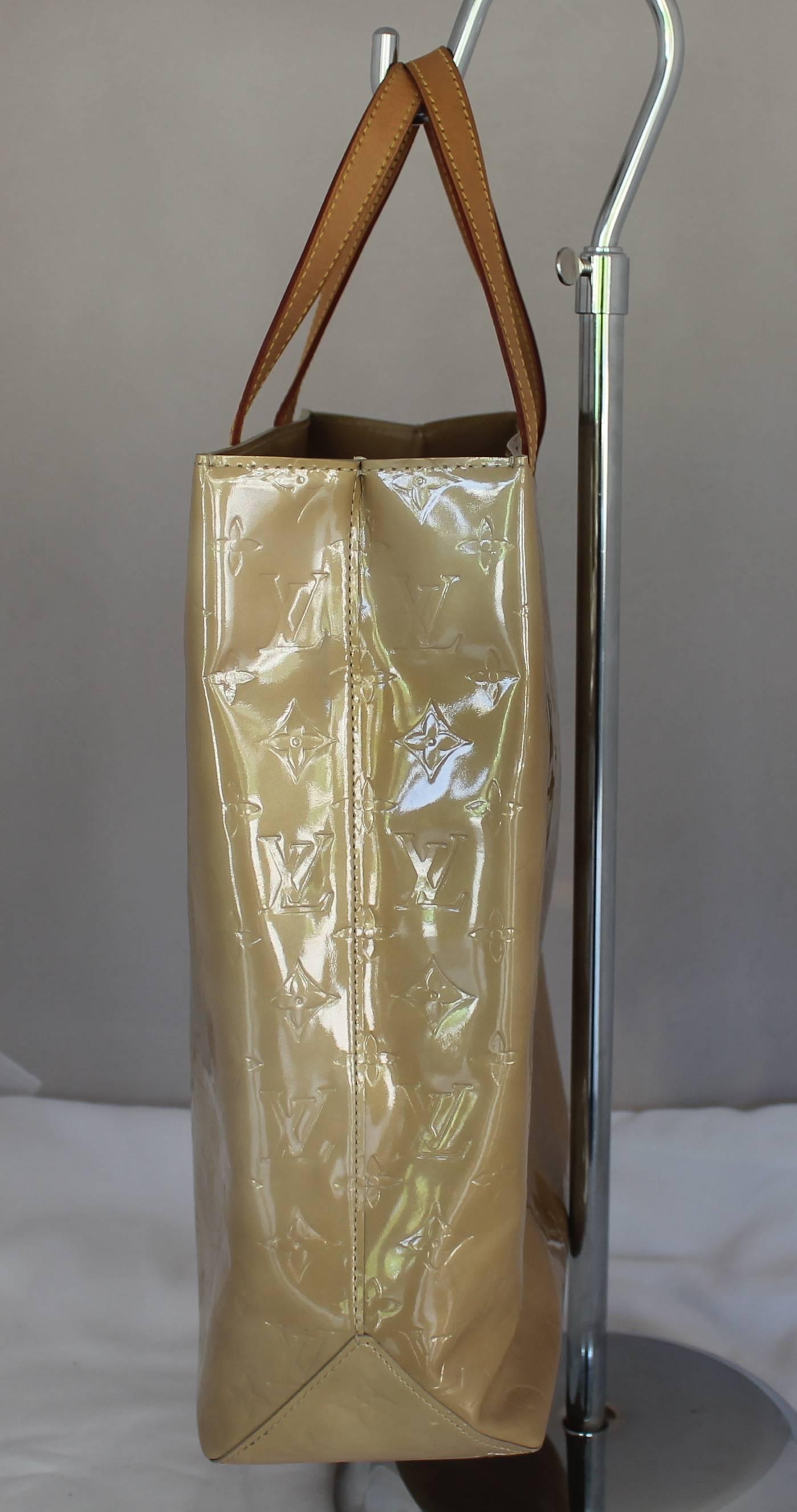 Louis Vuitton Mustard Vernis Reade MM Long Tote - circa 2001 . This bag is in very good condition with minor wear on the patent and leather. The bag has 2 luggage leather handles and has 1 small zip pocket on the inside.

Measurements:
Height-