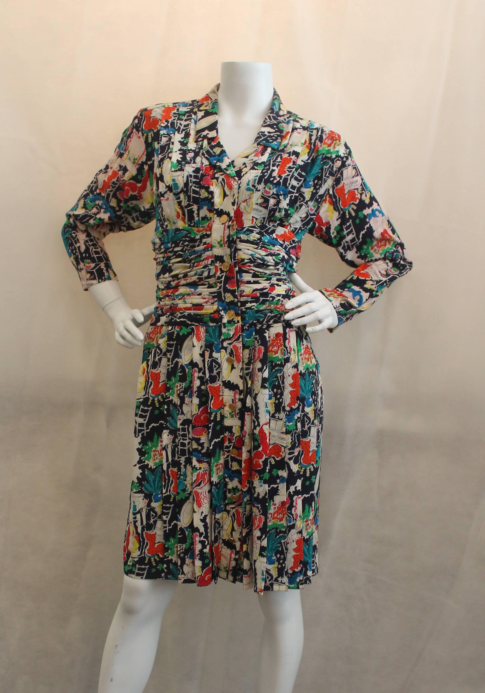 Chanel Multi-color Silk Printed Dress & Coat Set - 42 - circa 1980er Jahre. Dieses Set ist in gutem Vintage-Zustand mit dem Hauptproblem ist ein paar kleine Flecken auf dem Kleid  und ein paar auf der Jacke, die nur bei genauem Hinsehen auffallen.