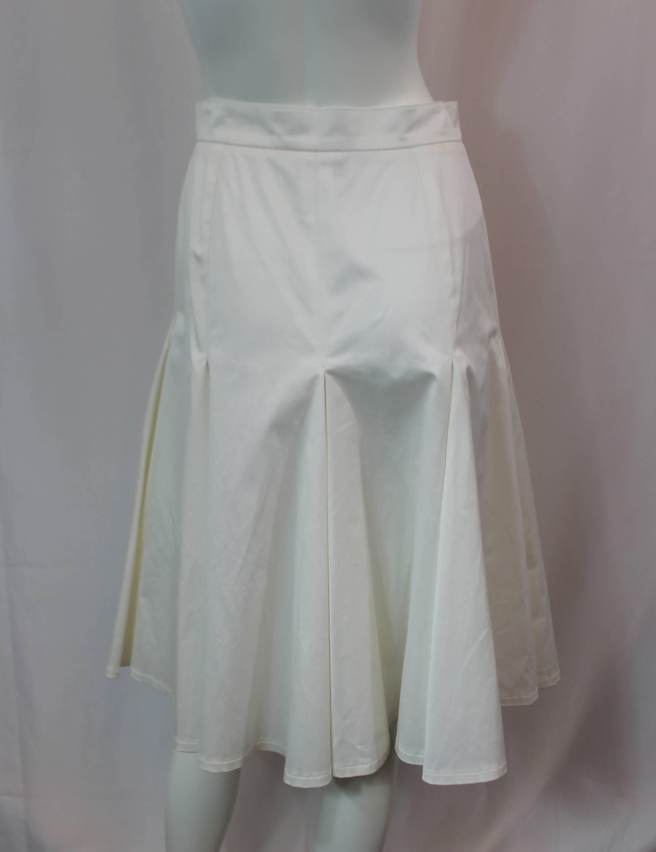 Oscar de la Renta White Cotton Tea Length Skirt with Pleats and Buttons - 6 In Good Condition In West Palm Beach, FL