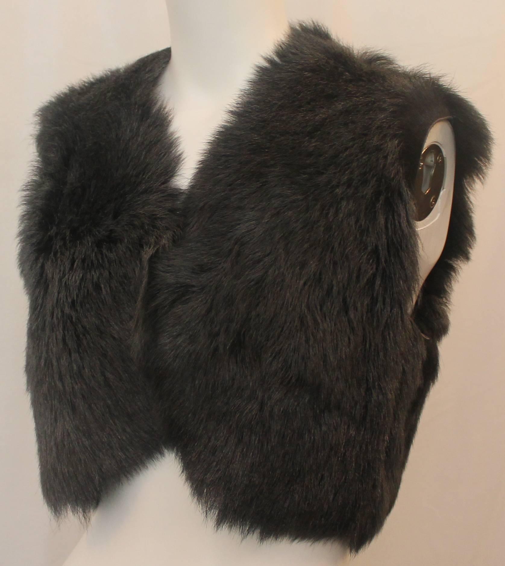 This Ralph Lauren black label grey shearling lamb vest is cropped and has one hook and eye closure in the front. Its lining is suede and the piece is in excellent condition with light wear consistent with use.

Measurements
Bust: 39