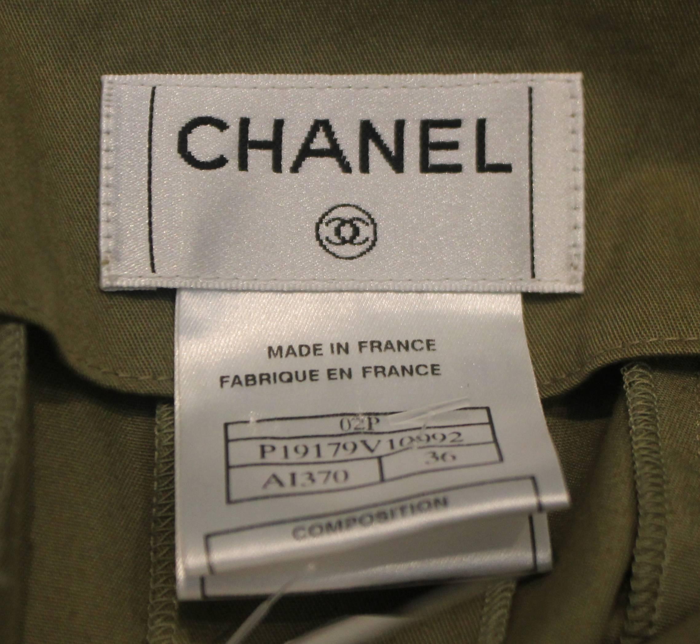 Chanel Olive Skirt with Pleating and Lucite Buttons - 36 - 02 P In Excellent Condition In West Palm Beach, FL