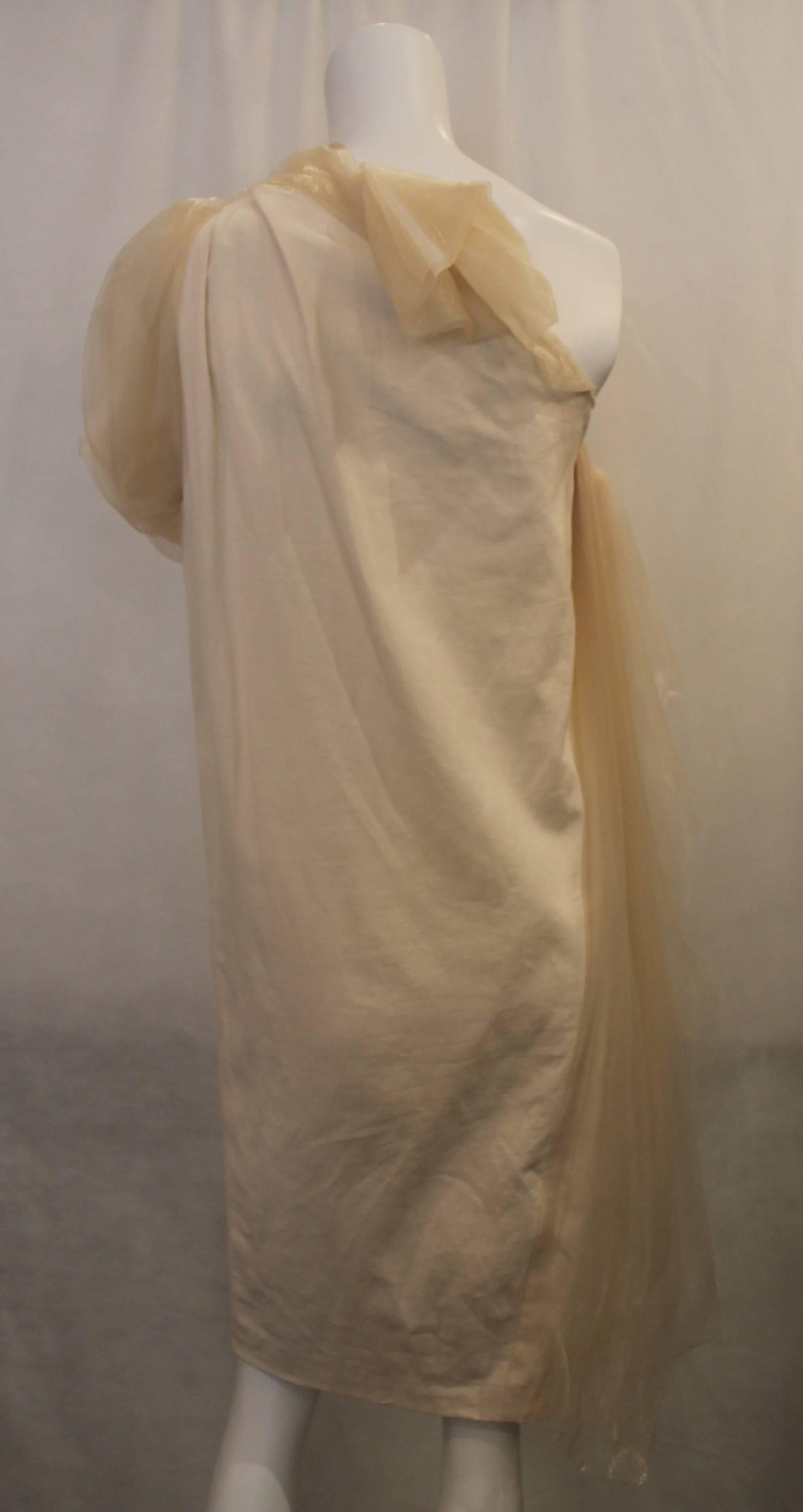 Ein-Schulter-Kleid aus cremefarbenem Leinen von Bottega Veneta mit Seidendetail - 40 im Zustand „Hervorragend“ im Angebot in West Palm Beach, FL