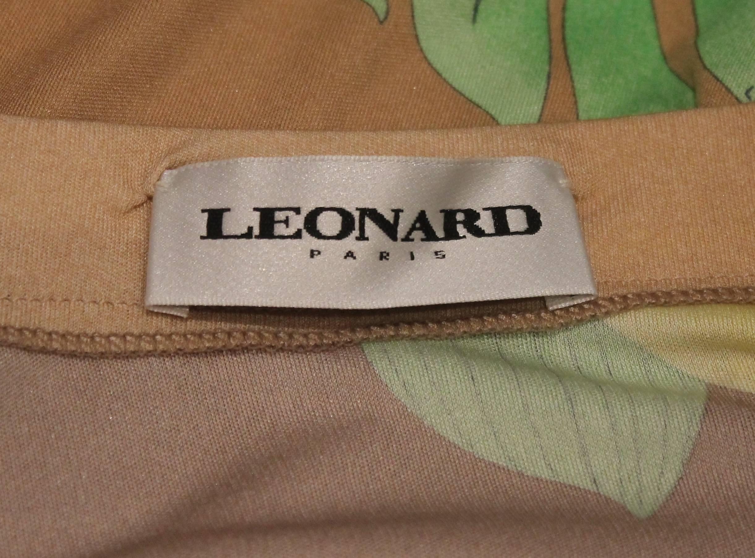 Leonard Tan Silk Jersey Skirt with Large Floral Print - 38 In Good Condition For Sale In West Palm Beach, FL