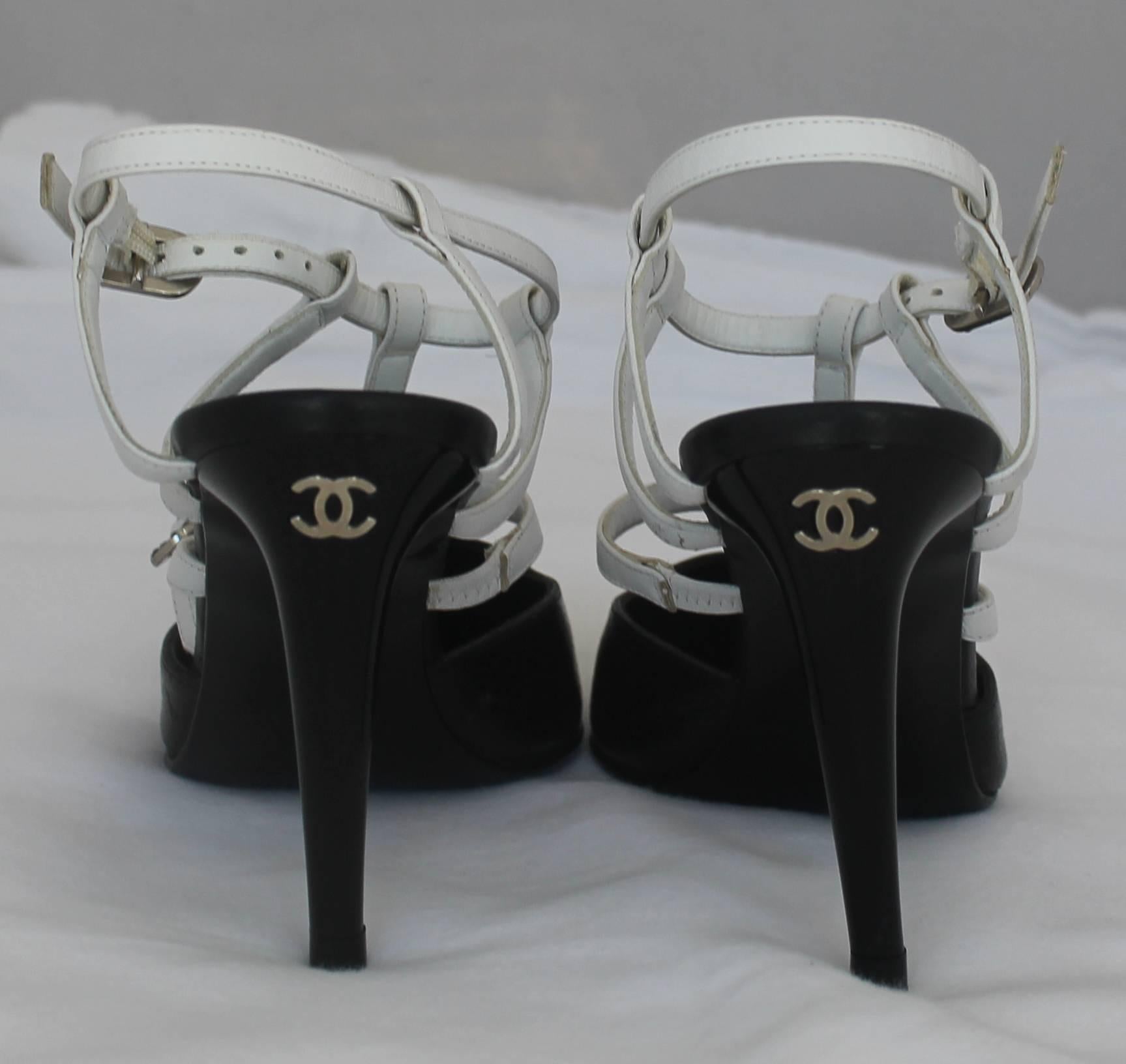 Chanel Black and White Cracked Patent Leather Pointed-Toe Heels - 35.5 In Good Condition In West Palm Beach, FL