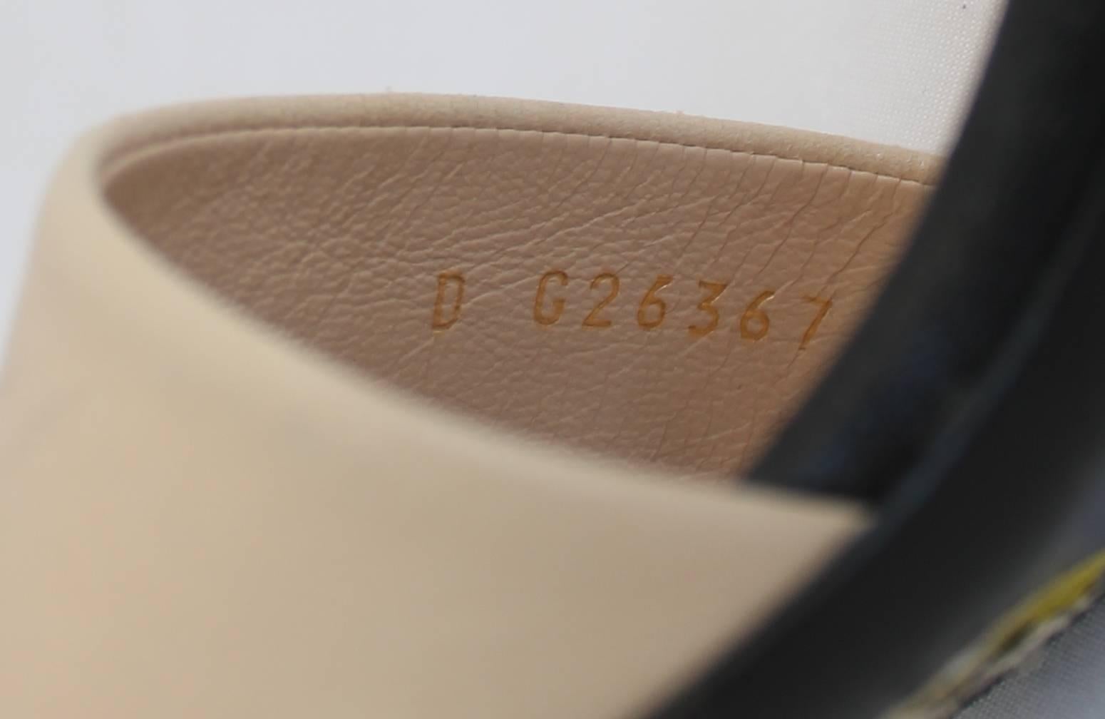 Chanel Tan and Black Leather Kitten Heels with Black Bow and Heel Cutout - 36 In Excellent Condition In West Palm Beach, FL