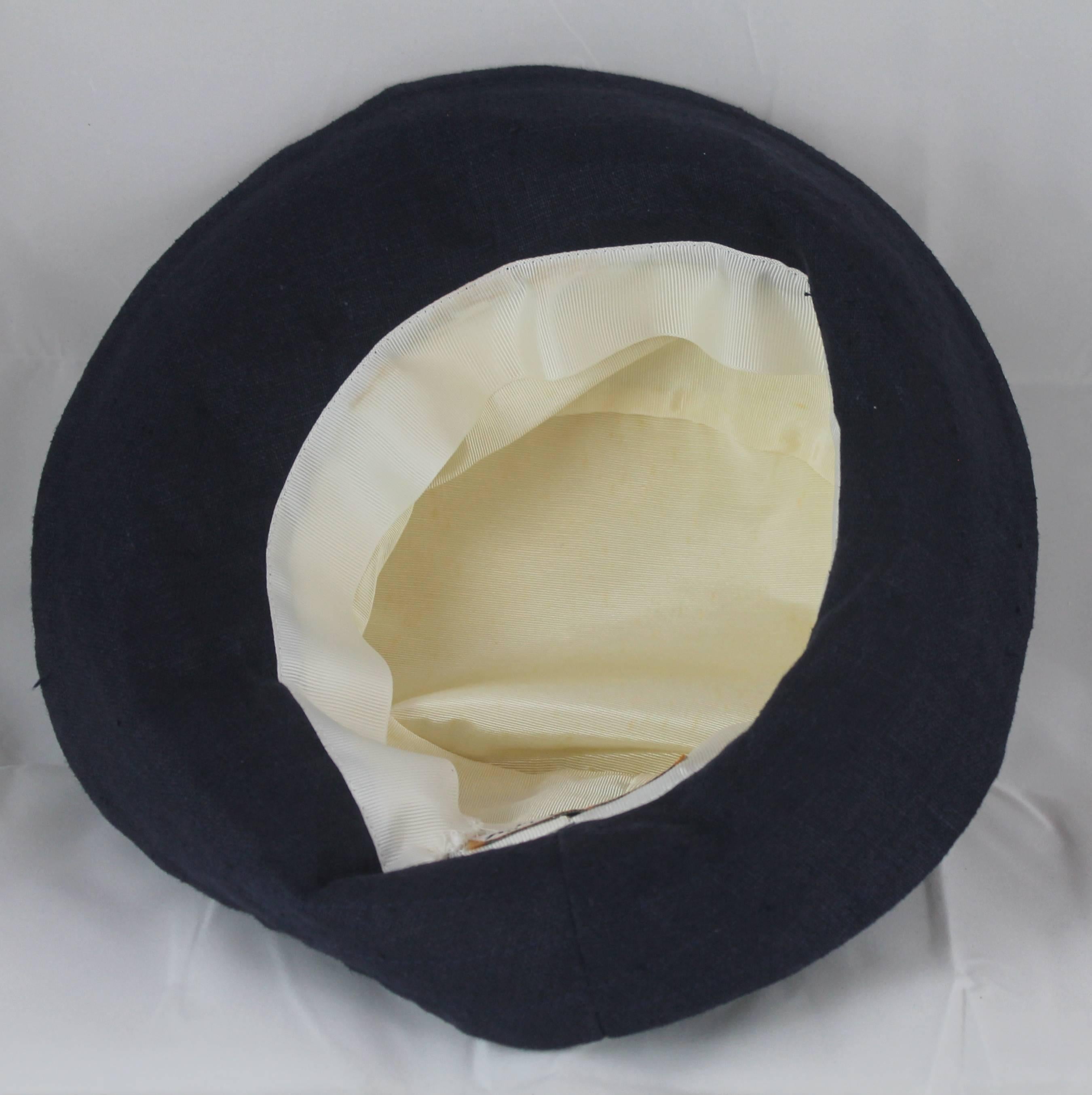 Deborah Rhodes Collection Ivory & Navy Canvas Hat with Front Tie  In Good Condition In West Palm Beach, FL