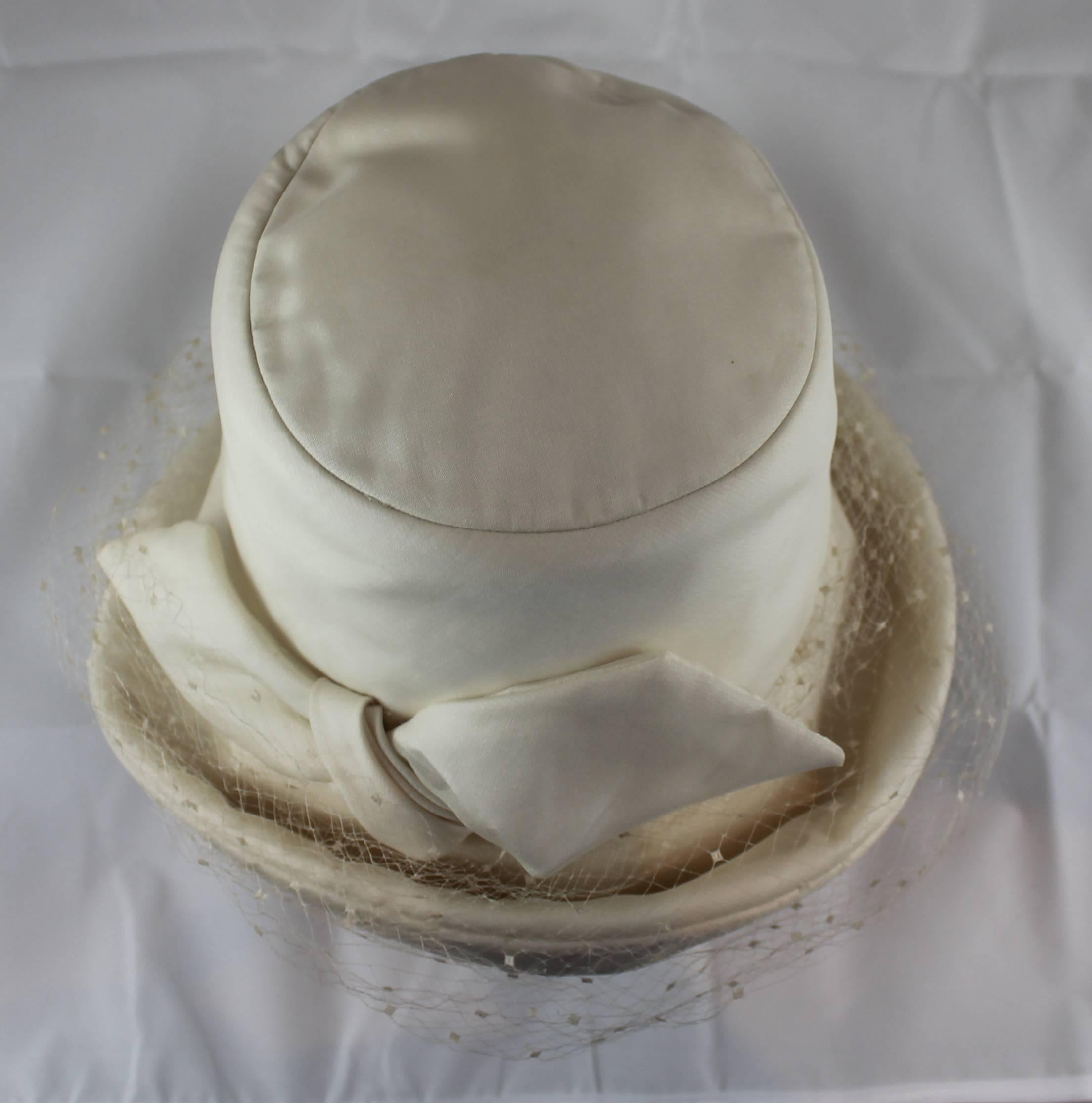 Fleurette Ivory Silk Hat with Bow, Mesh, and Pins In Good Condition In West Palm Beach, FL