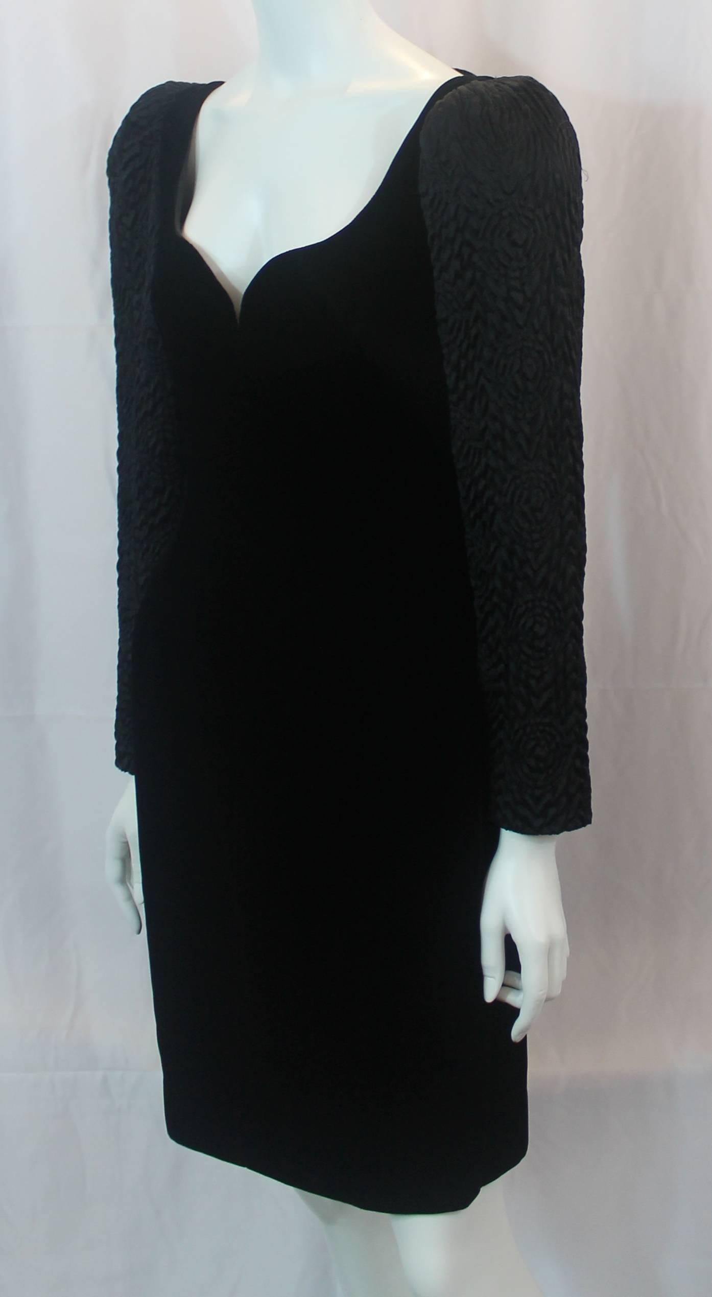 Robe de soirée Vintage Adele Simpson en velours noir et soie - circa 1980. Cette robe vintage noire a un décolleté en cœur, un corsage en velours, des manches longues en soie matelassée, des épaulettes et une fermeture éclair dans le dos. Il est en