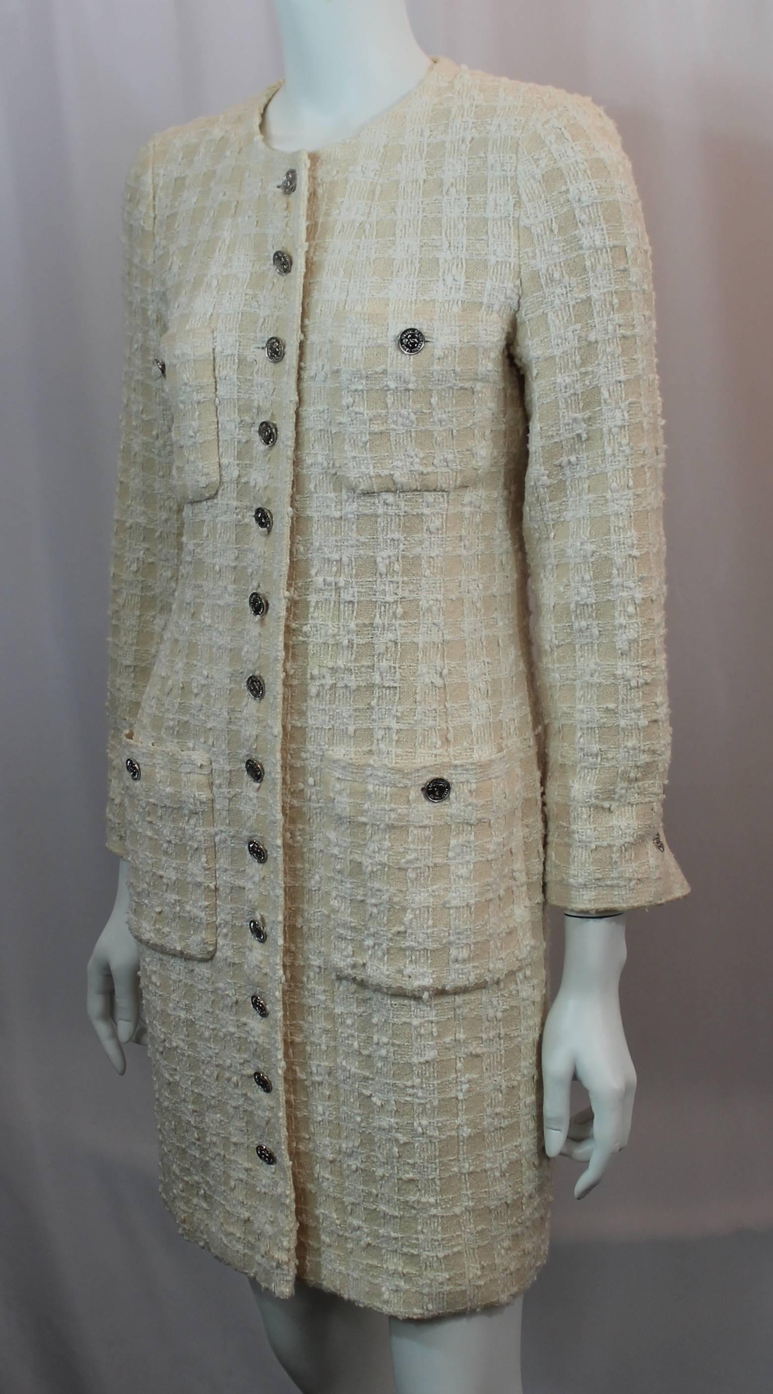 Chanel Vintage Cream Cotton/Wool Blend Roundneck 3/4 Coat with 4 Pockets - S - 80s. This gorgeous and elegant 3/4 coat is boucle tweed with silver 