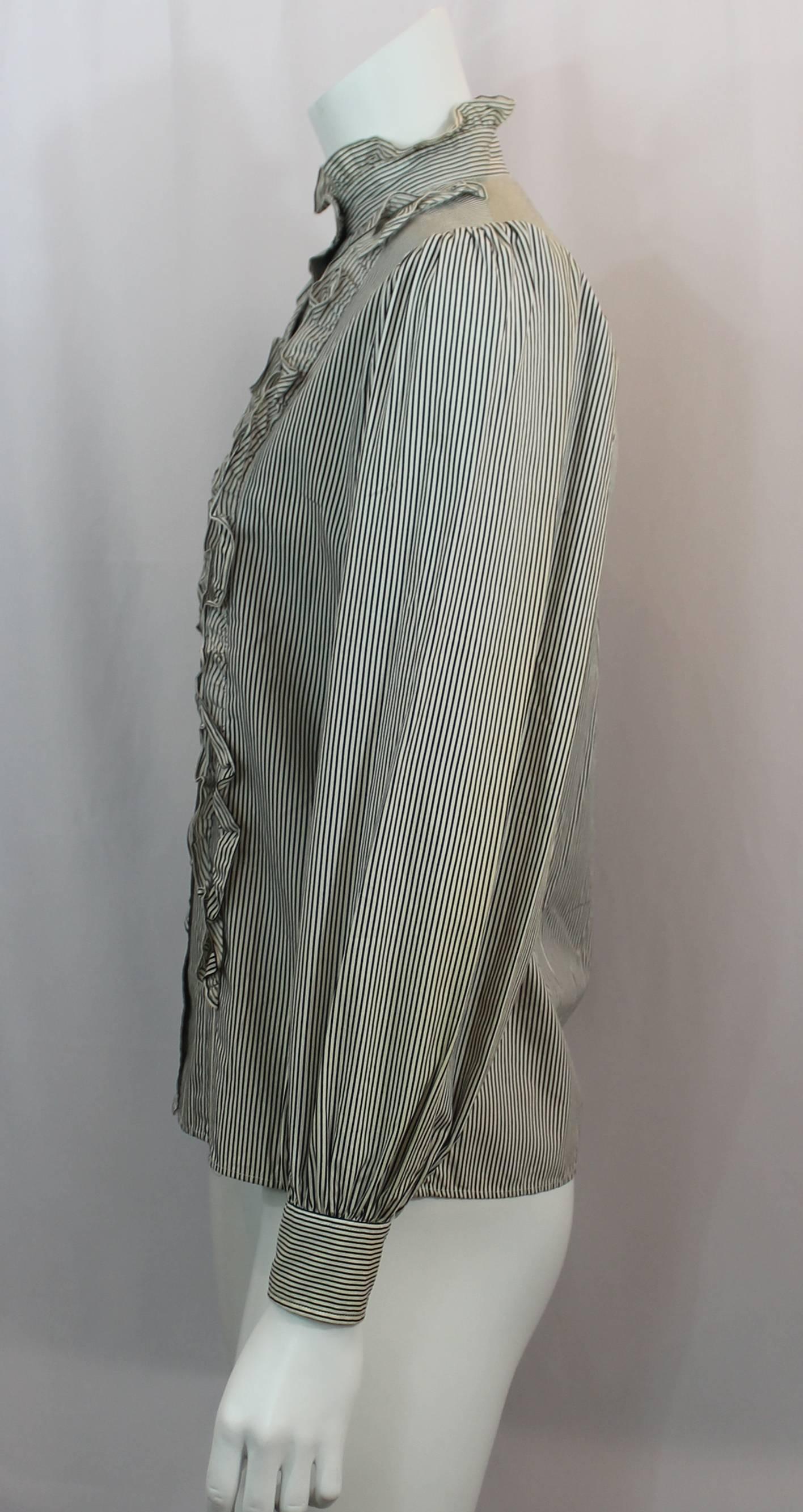 Yves Saint Laurent Vintage Ivory and Black Thin Striped Cotton Button Up Shirt - 36 - 1960's. Cette chemise vintage à manches longues, en coton, est ivoire et noire avec de fines rayures verticales. Il y a des volants sur le col et de chaque côté