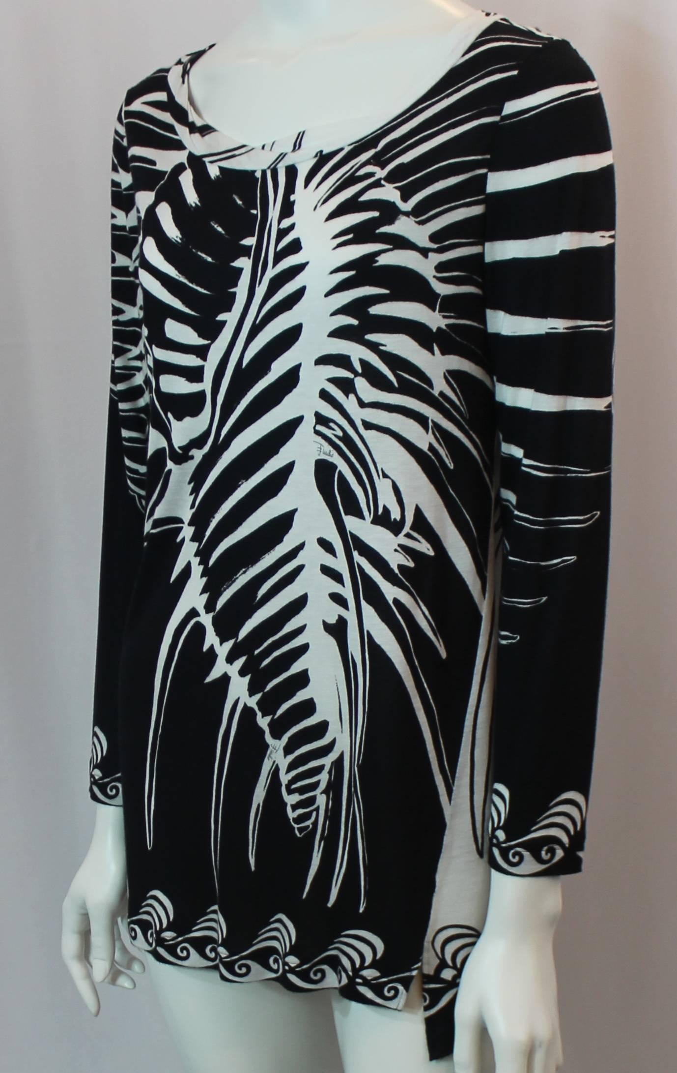 Emilio Pucci Black and White Printed Cotton Tunic Top - M. This light weight cotton tunic top has a scoop neck, a slit on one side of the bottom, and a black and white large conch and tropical print. It is in excellent condition with light general