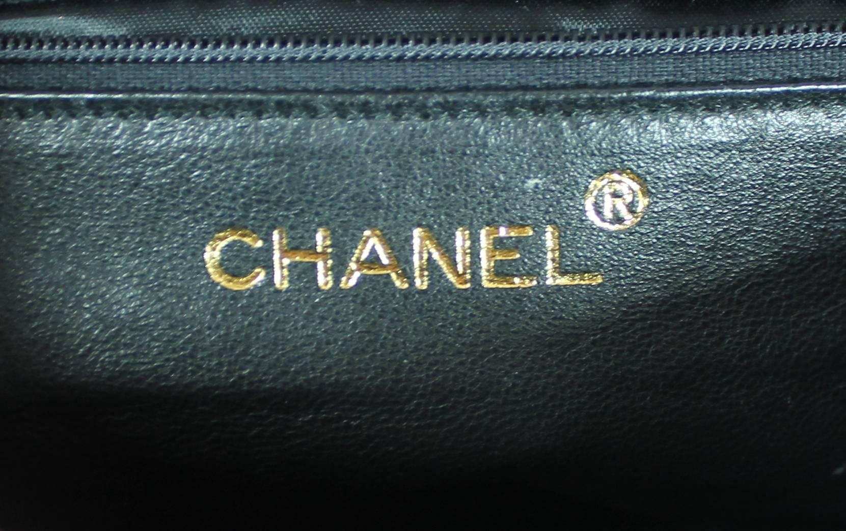 Chanel Vintage Schwarz gesteppte Lammfell-Kreuztasche mit geflochtenem Riemen - 1987 im Angebot 2