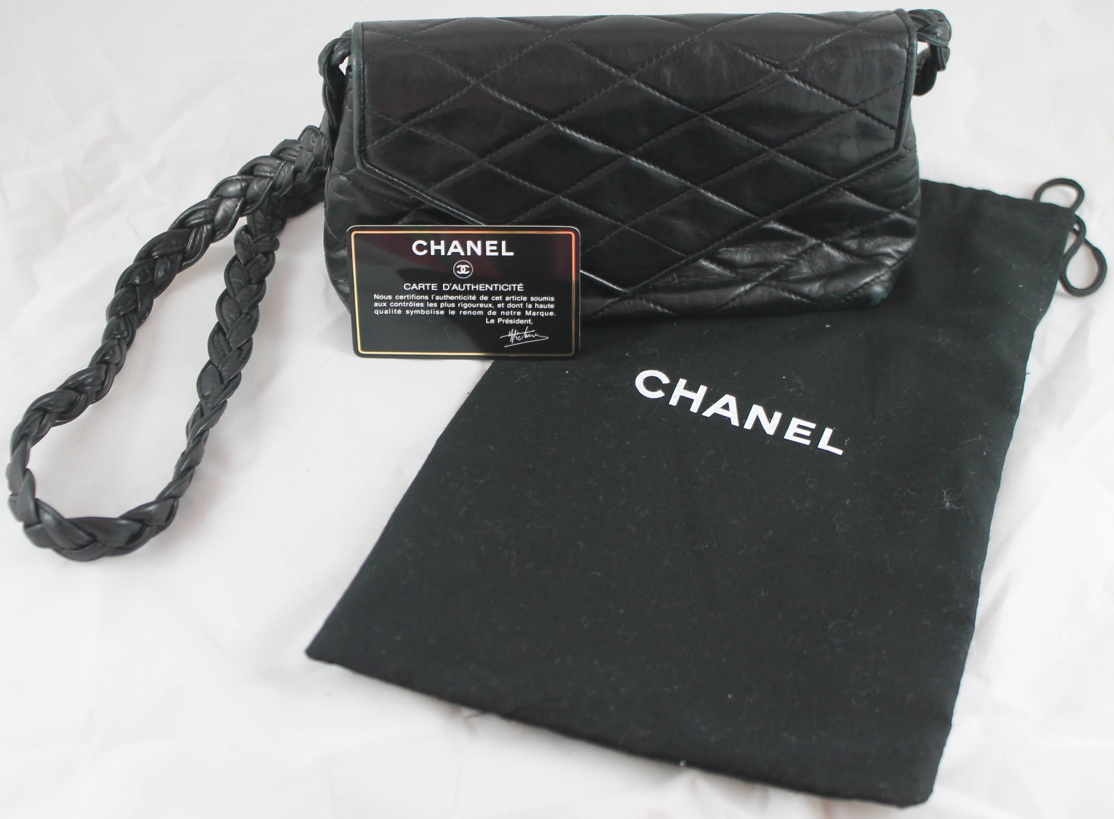 Chanel Vintage Schwarz gesteppte Lammfell-Kreuztasche mit geflochtenem Riemen - 1987 im Angebot 6