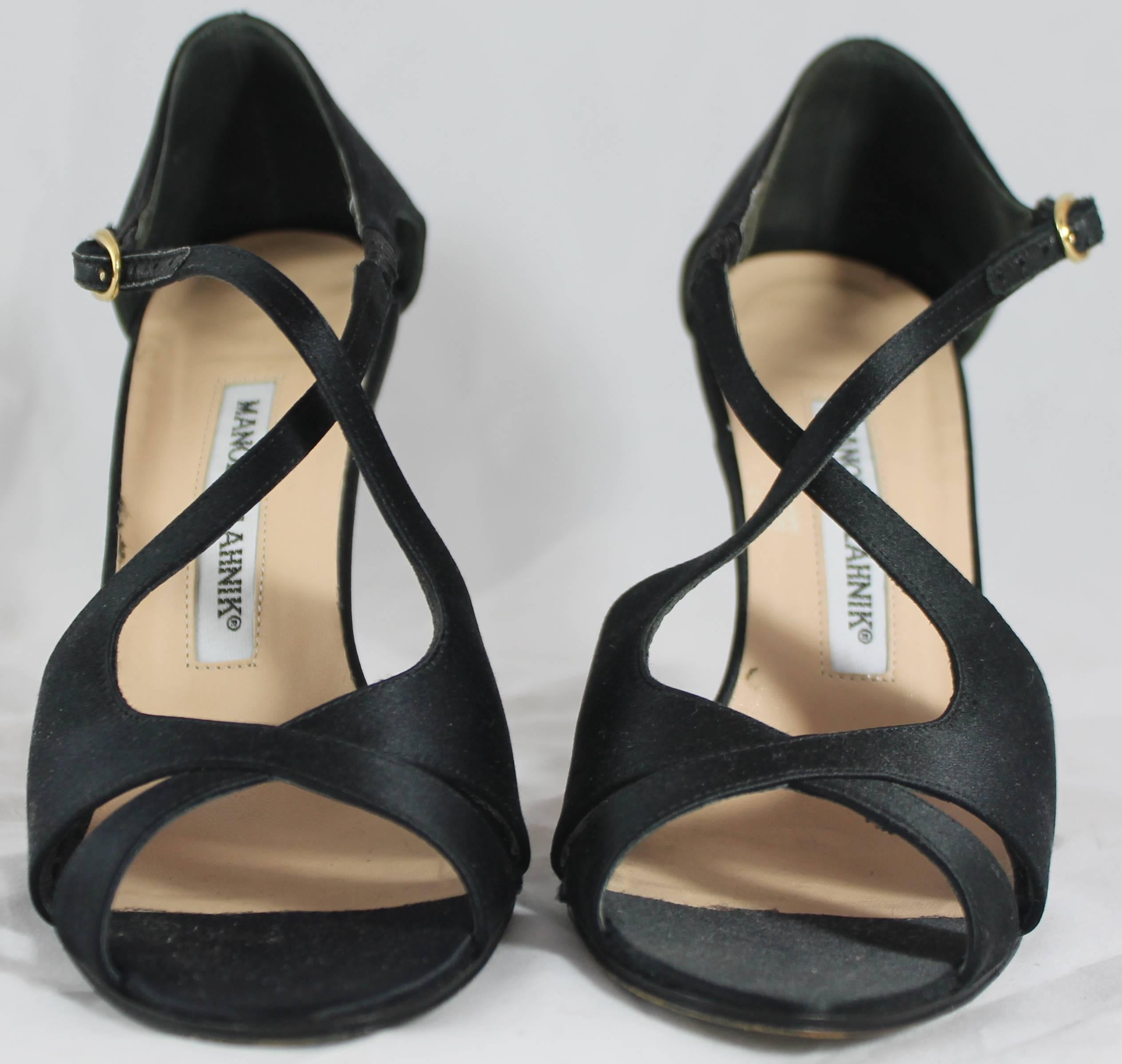 Noir Manolo Blahnik Chaussures à talons à lanières en satin noir - 36,5 en vente