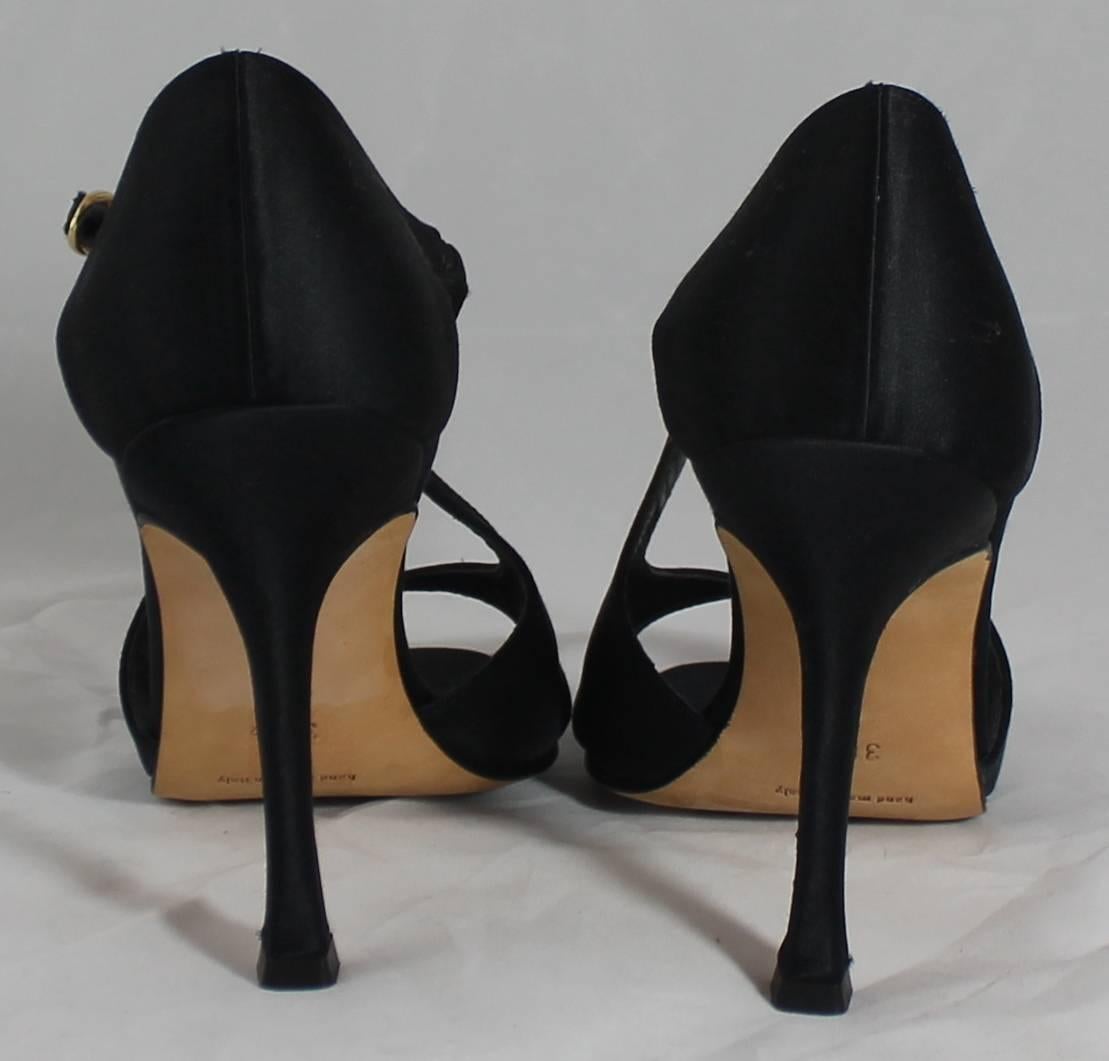 Manolo Blahnik Chaussures à talons à lanières en satin noir - 36,5 Bon état - En vente à West Palm Beach, FL