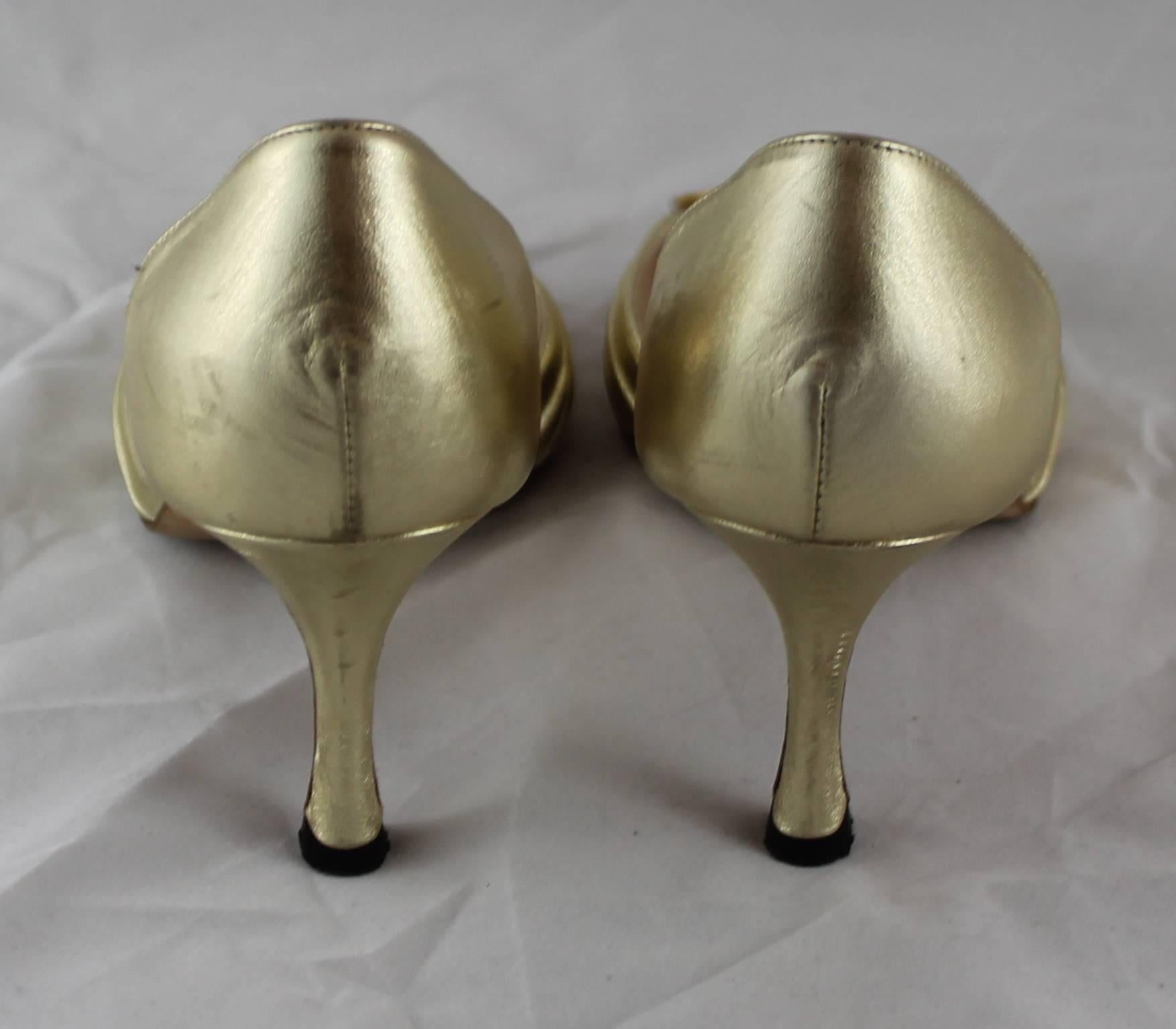 Manolo Blahnik Gold D'Orsay Heels mit Strass-Detail - 36.5 im Zustand „Gut“ im Angebot in West Palm Beach, FL