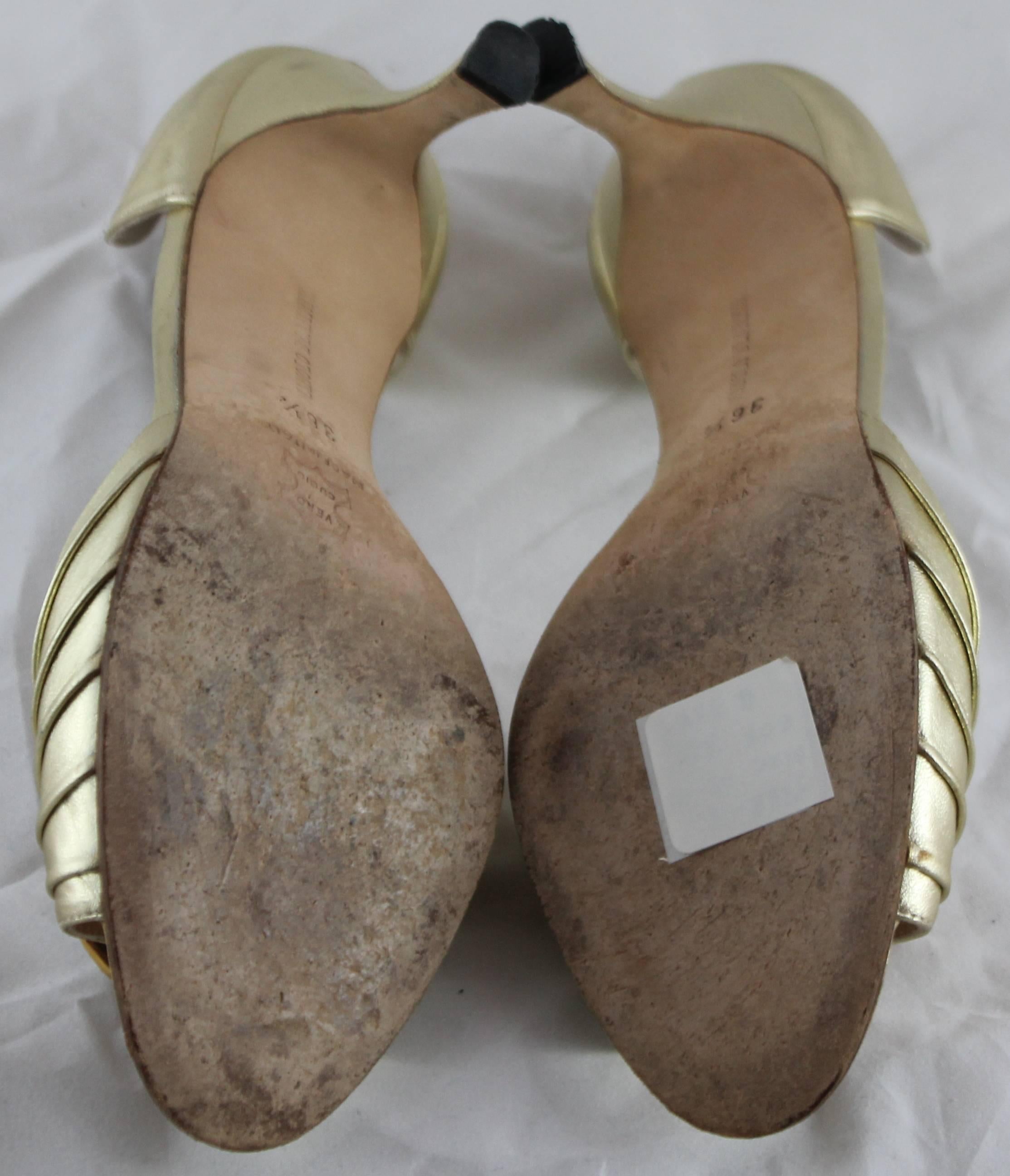 Manolo Blahnik Gold D'Orsay Heels mit Strass-Detail - 36.5 Damen im Angebot