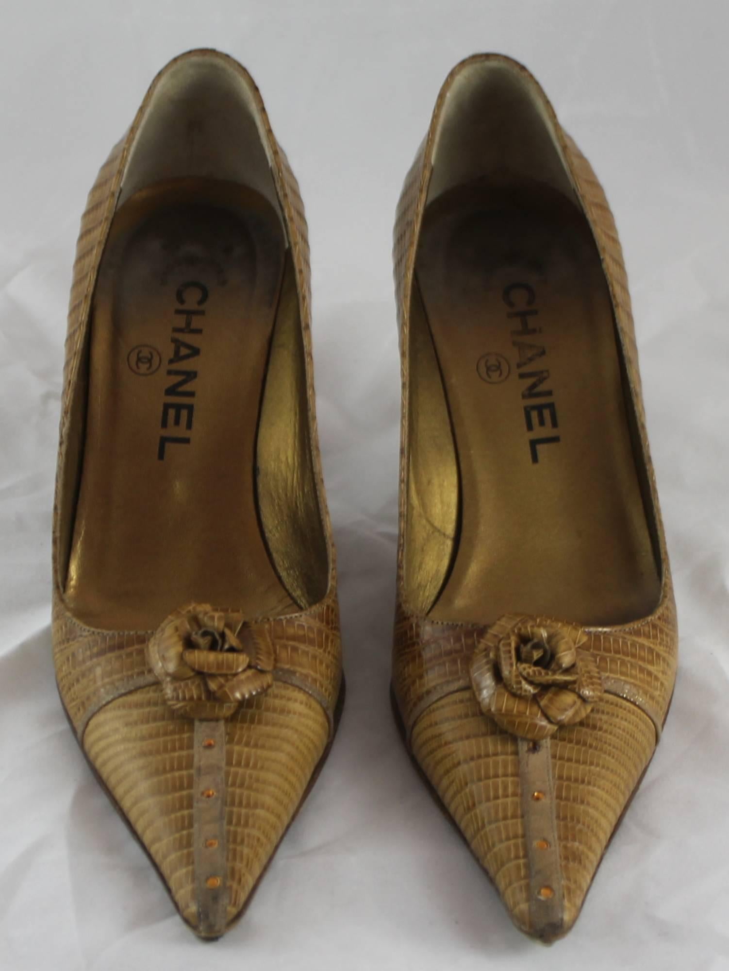 Chanel Light Brown Lizard Skin Heels w/ Camellia and Rhinestone Detail - 36 In Good Condition In West Palm Beach, FL