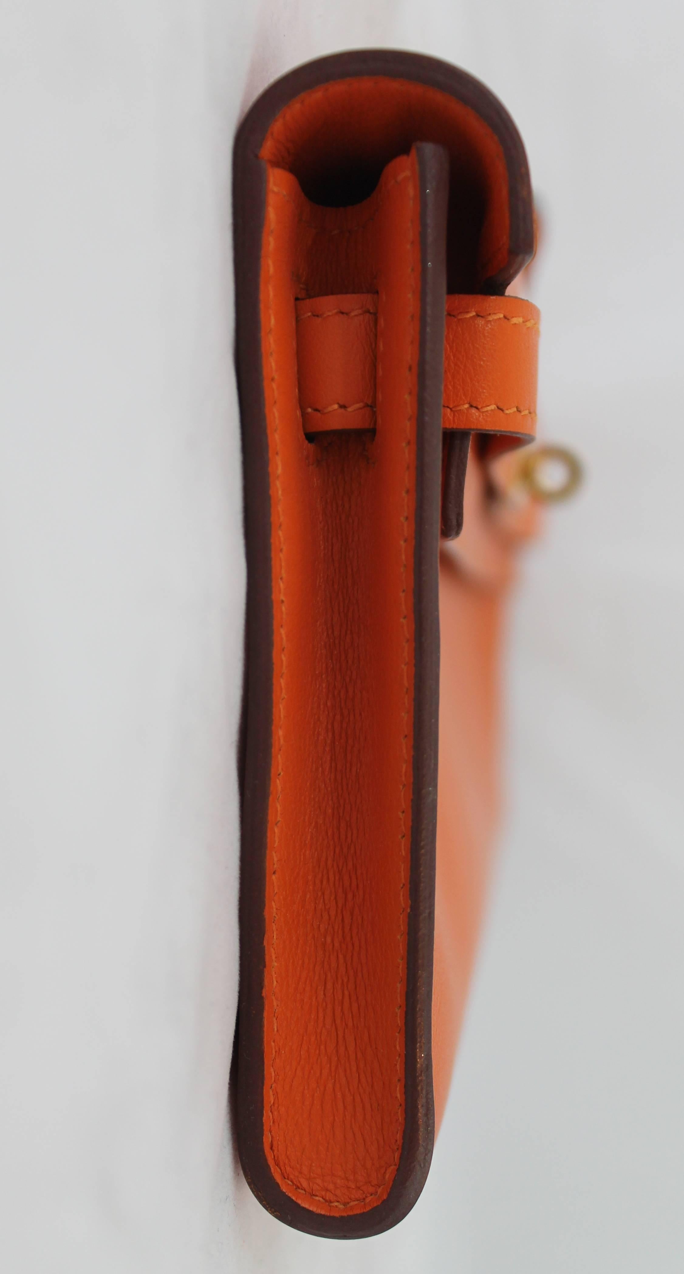 Hermes Orange Chevre de Coromandel 31 cm Kelly Cut - GHW - Q  This beautiful Kelly cut in the infamous Hermes Orange is in excellent condition. It has GHW and comes with Duster and Box. Letter is Q. 
Measurements:
Height 5