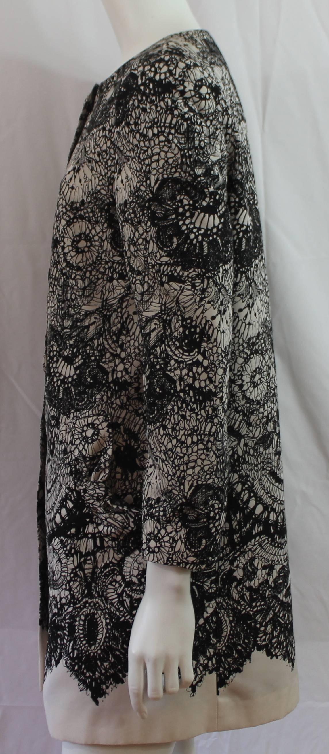 Prada Black & White Lace Printed Silk Taffeta Coat - 42 In Excellent Condition In West Palm Beach, FL