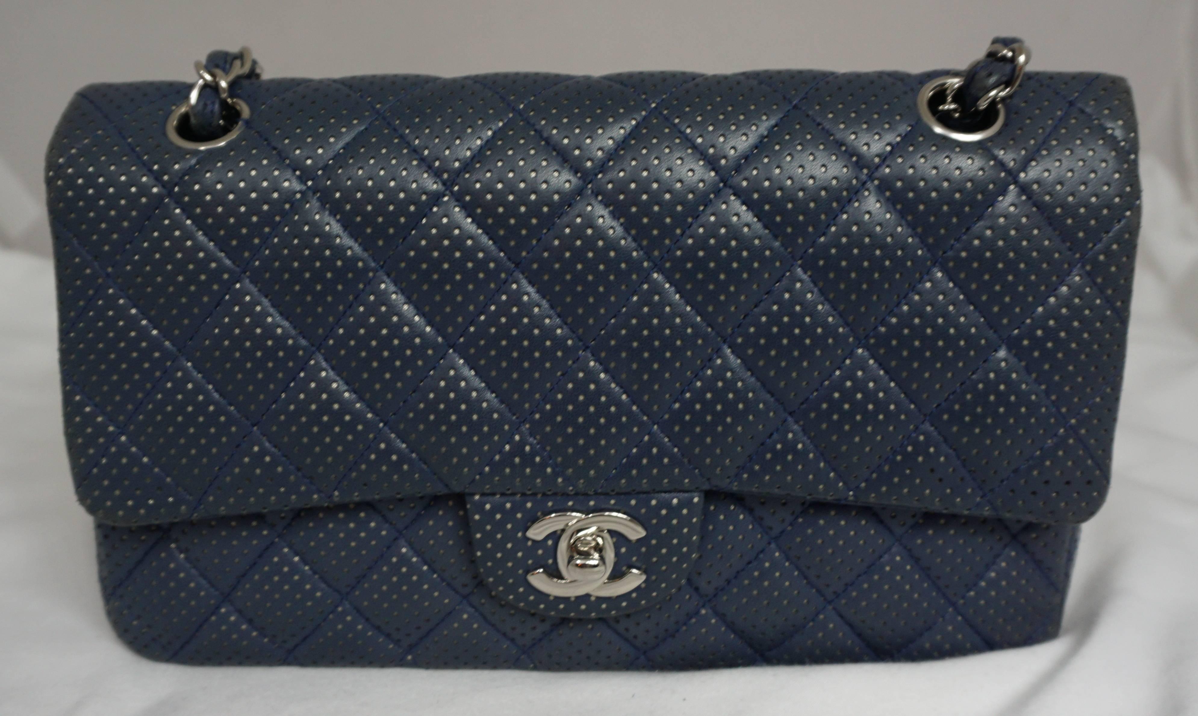 Chanel Chanel Blau/Silber Perforiertes Leder Medium Handtasche mit doppelter Klappe-SHW-2006 (Schwarz)