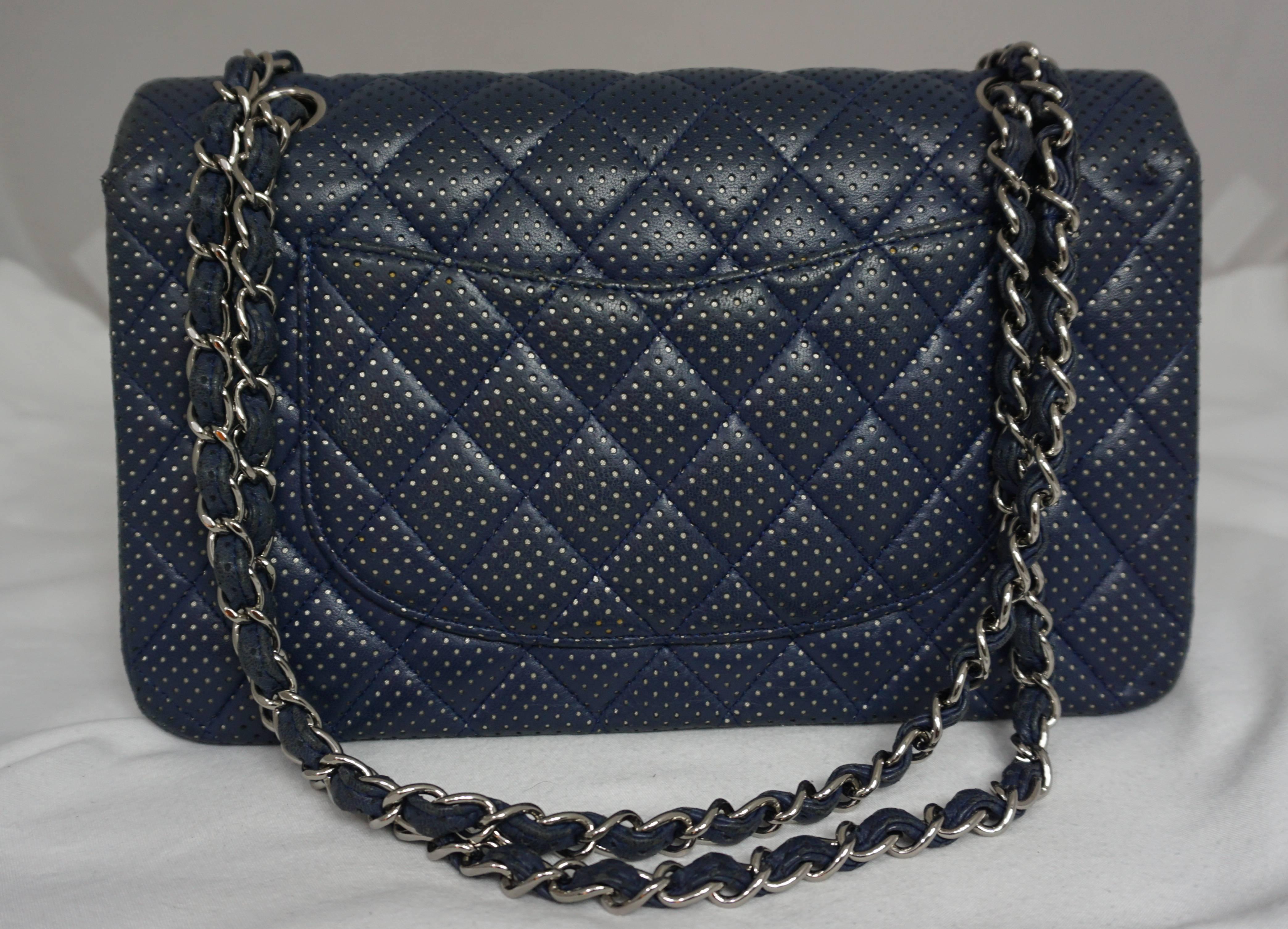 Chanel Chanel Blau/Silber Perforiertes Leder Medium Handtasche mit doppelter Klappe-SHW-2006 im Zustand „Gut“ in West Palm Beach, FL