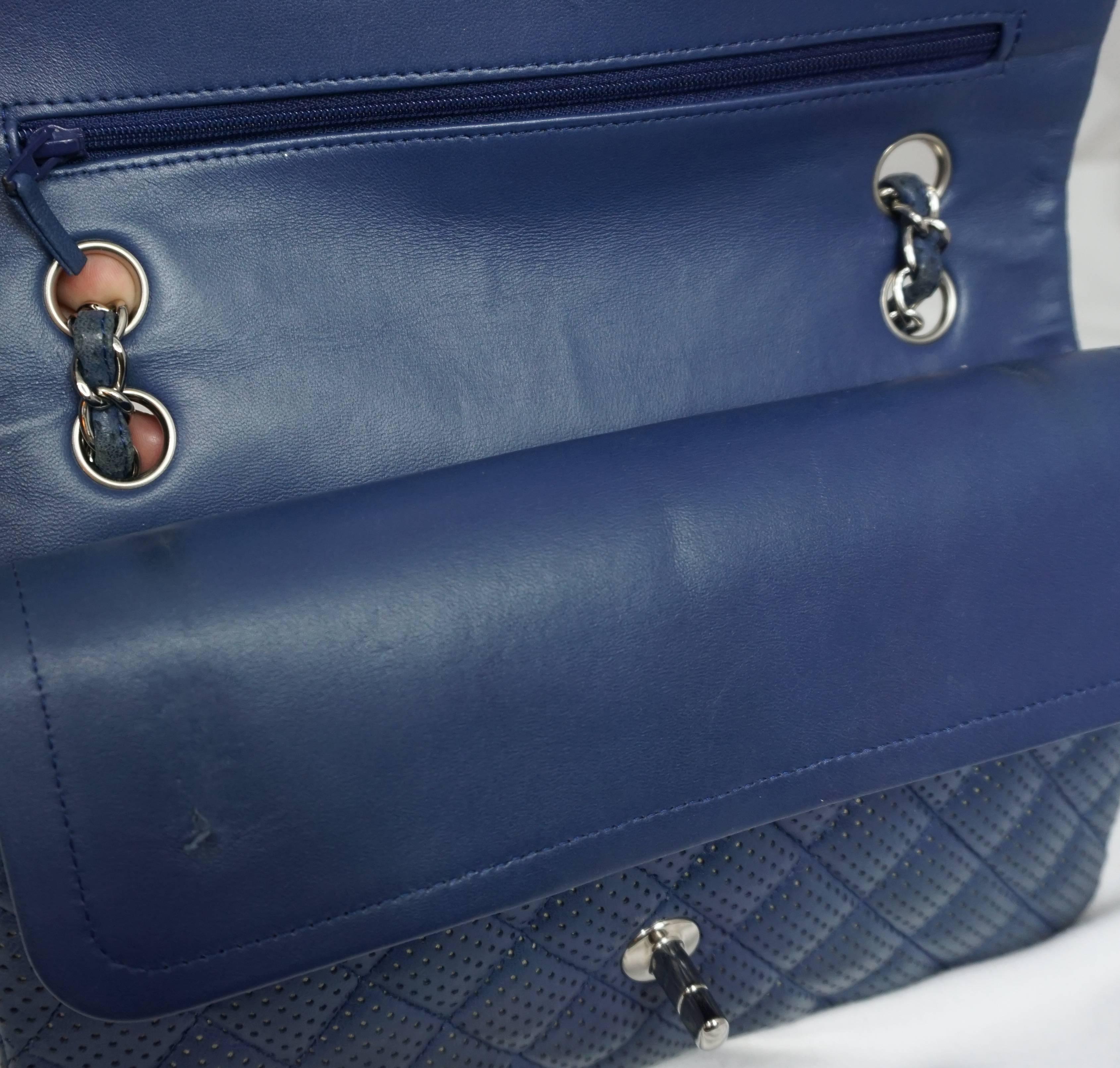 Chanel Chanel Blau/Silber Perforiertes Leder Medium Handtasche mit doppelter Klappe-SHW-2006 2