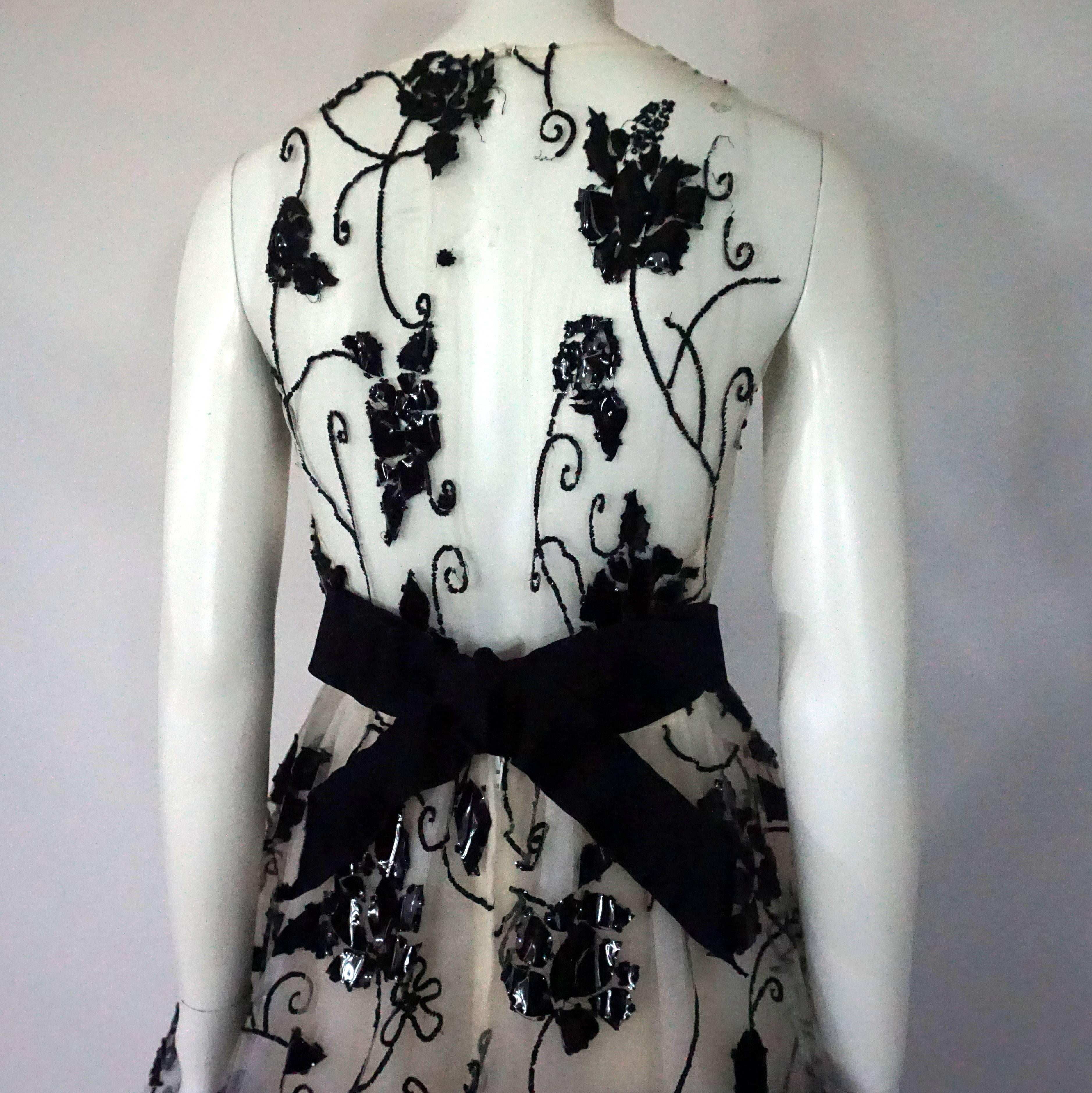 Oscar de la Renta Ivory Tulle Ball Gown w/ black sequin & patent detail-10 In Excellent Condition In West Palm Beach, FL