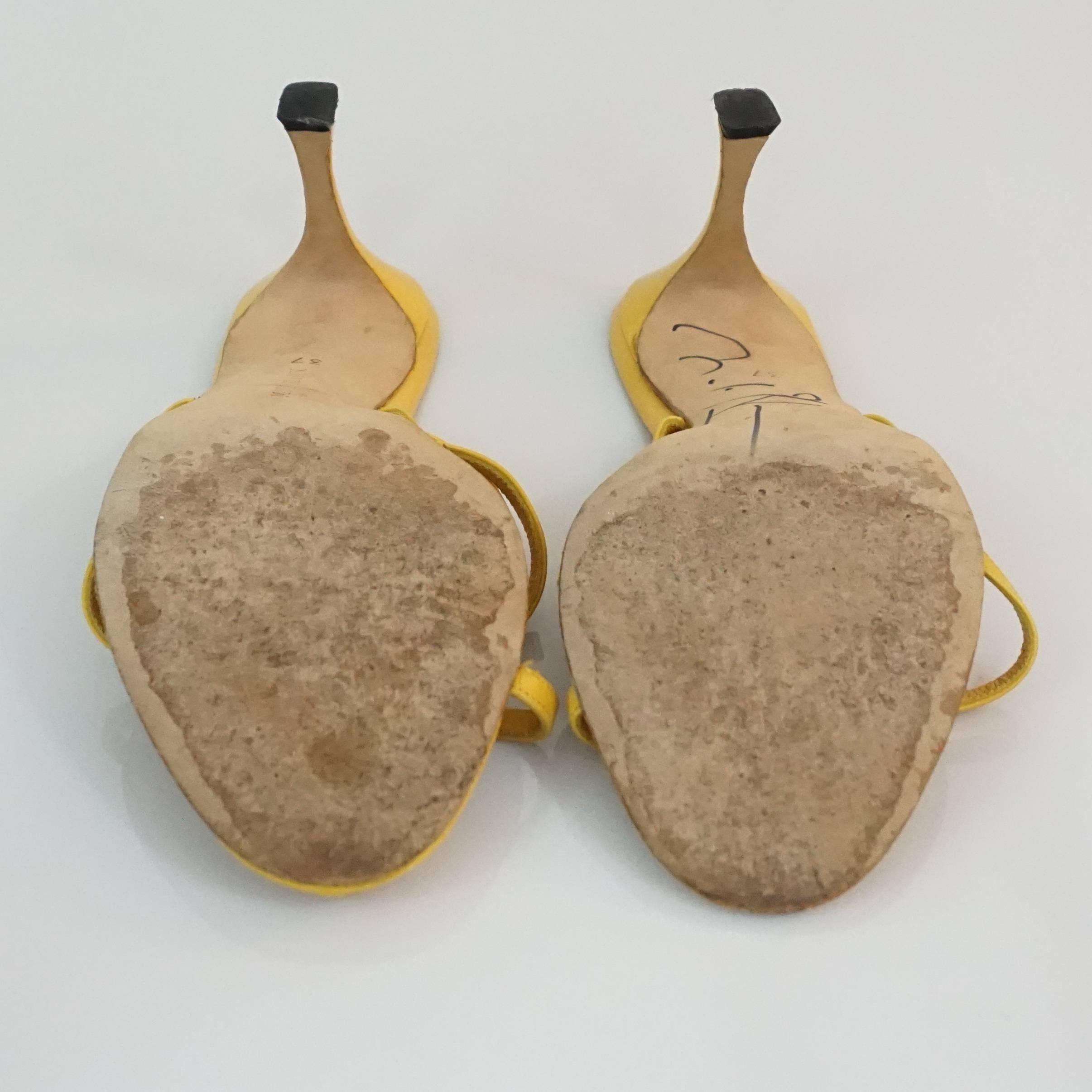 Women's Manolo Blahnik Yellow Leather strappy sandal - 37 For Sale