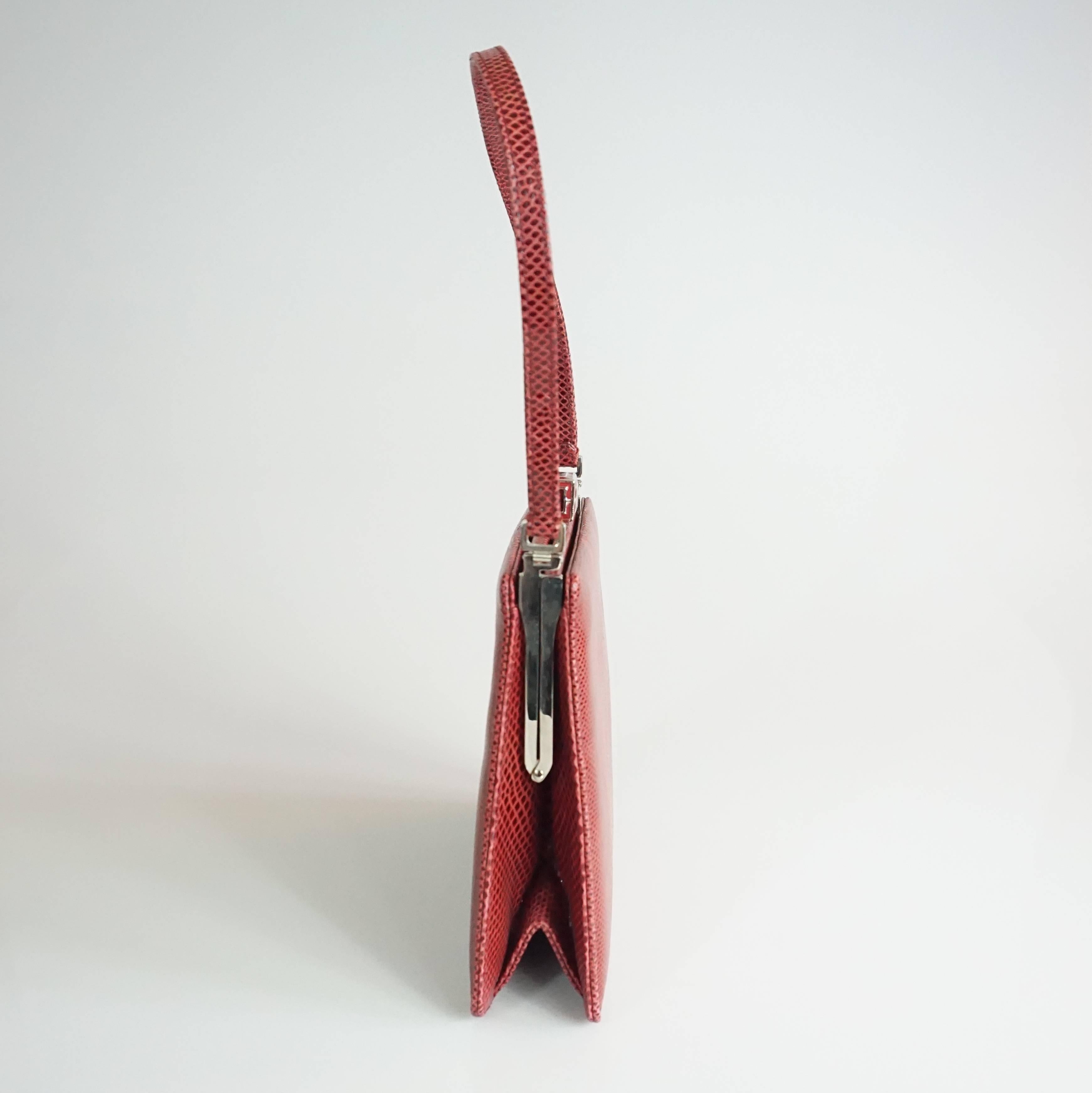 Judith Leiber Deep Red Lizard Top Handle Handtasche - SHW Circa 90's Diese schöne strukturierte Handtasche in einem schönen tiefroten Eidechse Farbe, ist in sehr gutem Zustand. Sie hat eine Art-Deco-Emaille, einen kurzen Tragegurt, ein Hauptfach mit