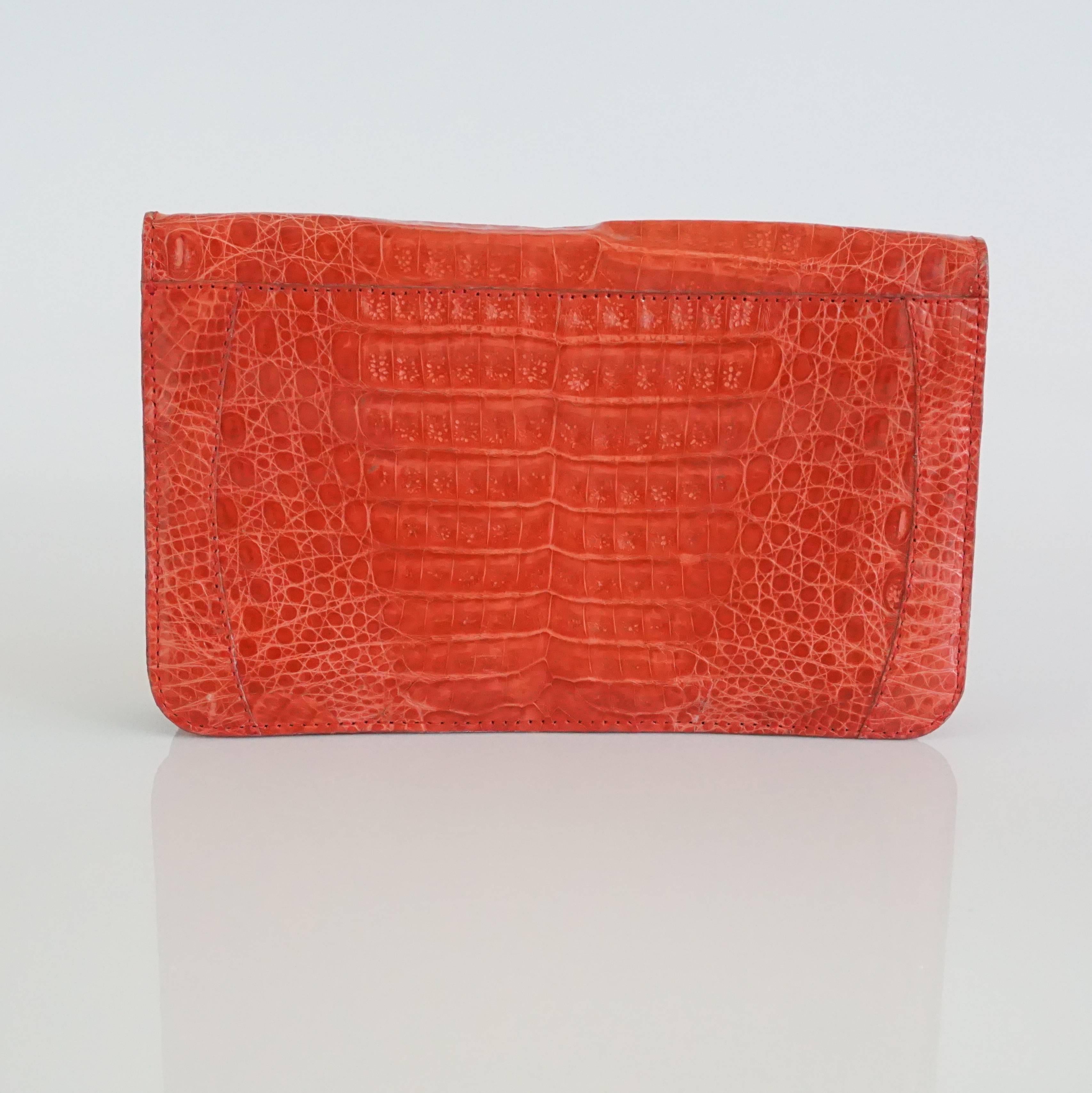 Unknown Red Crocodile Fold-Over Clutch  In Good Condition For Sale In West Palm Beach, FL