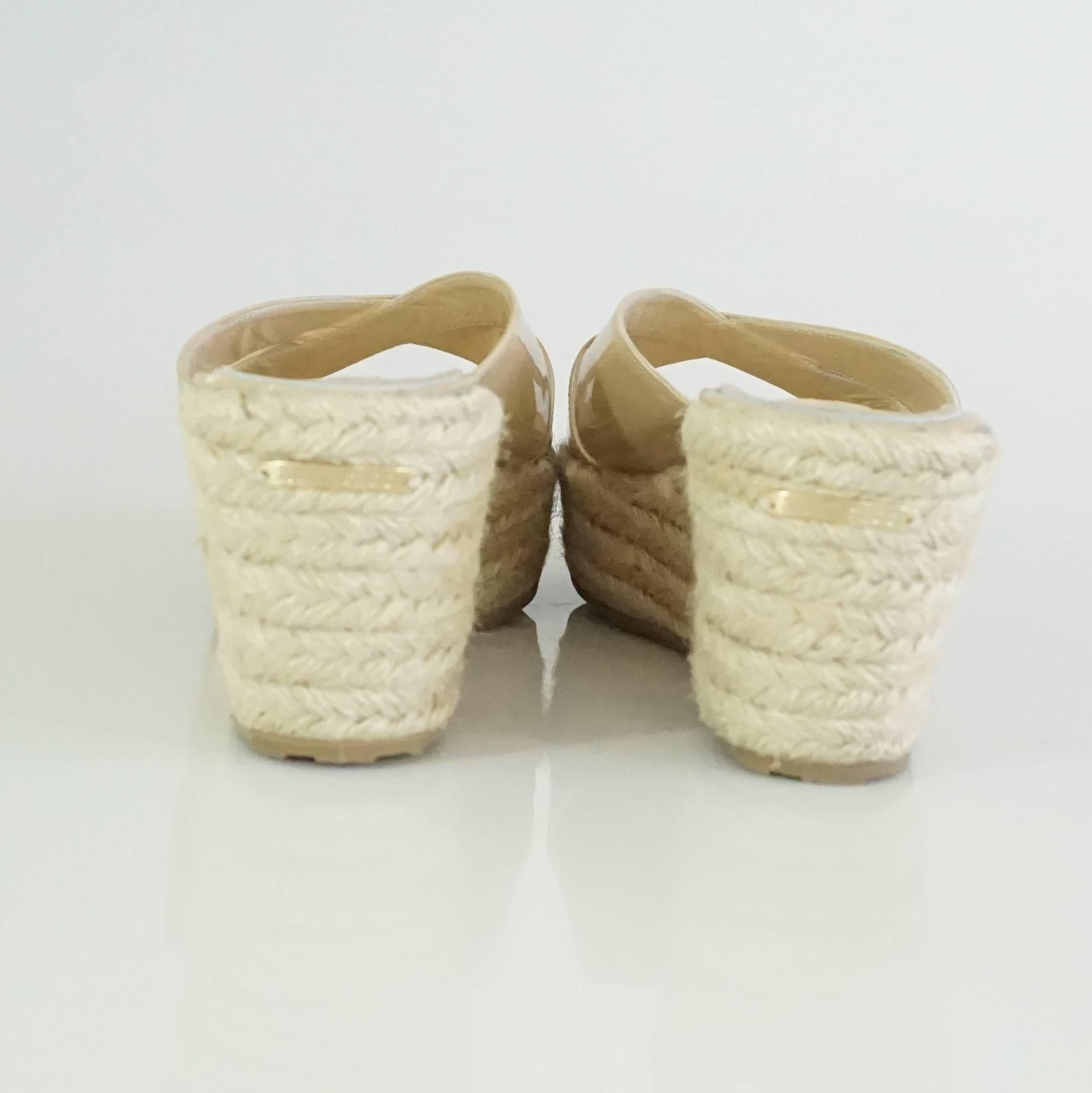 Jimmy Choo Tan Patent Straw Wedges - 40 In Excellent Condition In West Palm Beach, FL