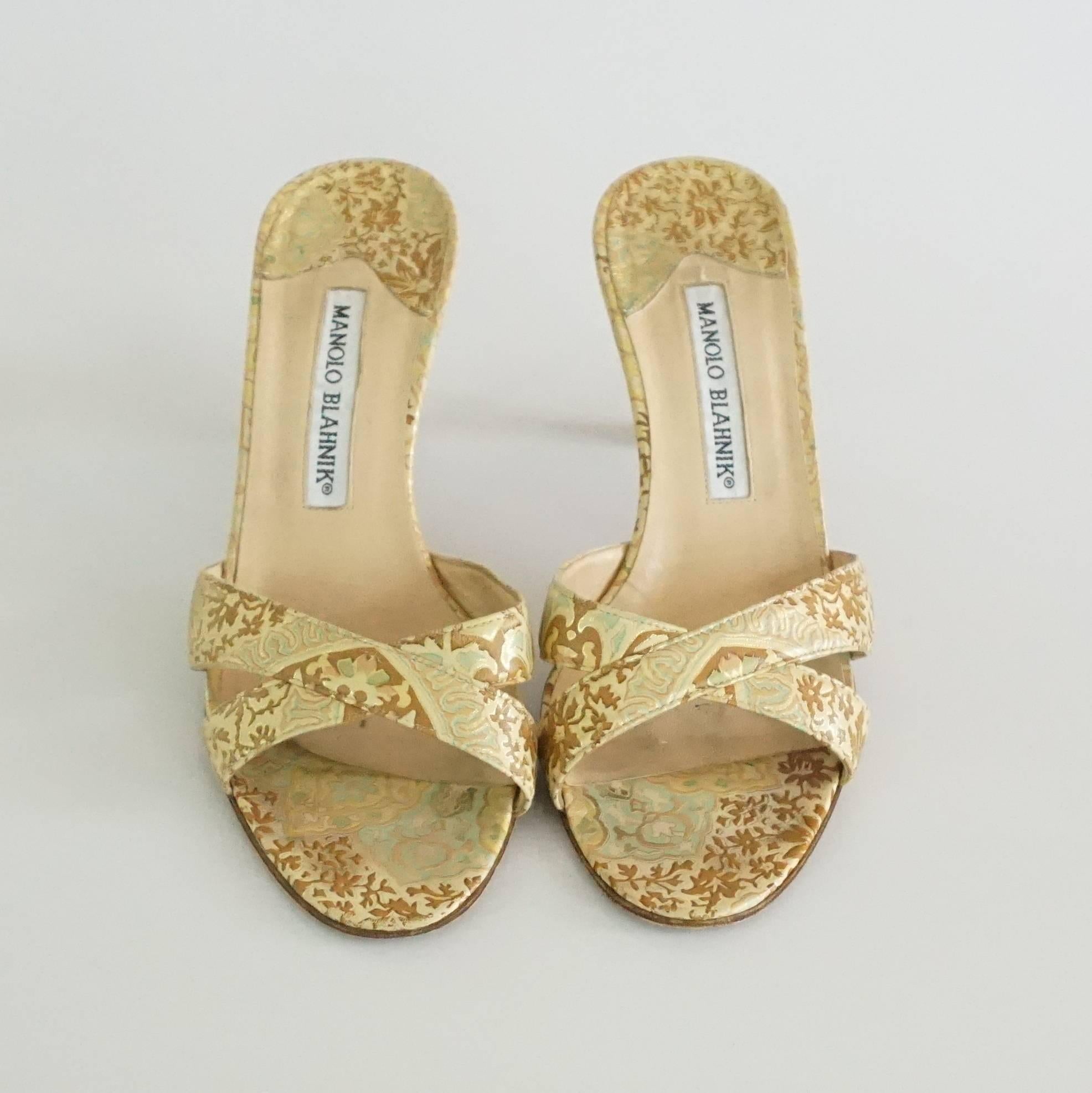 Manolo Blahnik Gold Leather Brocade Printed Slides - 37 In Excellent Condition For Sale In West Palm Beach, FL