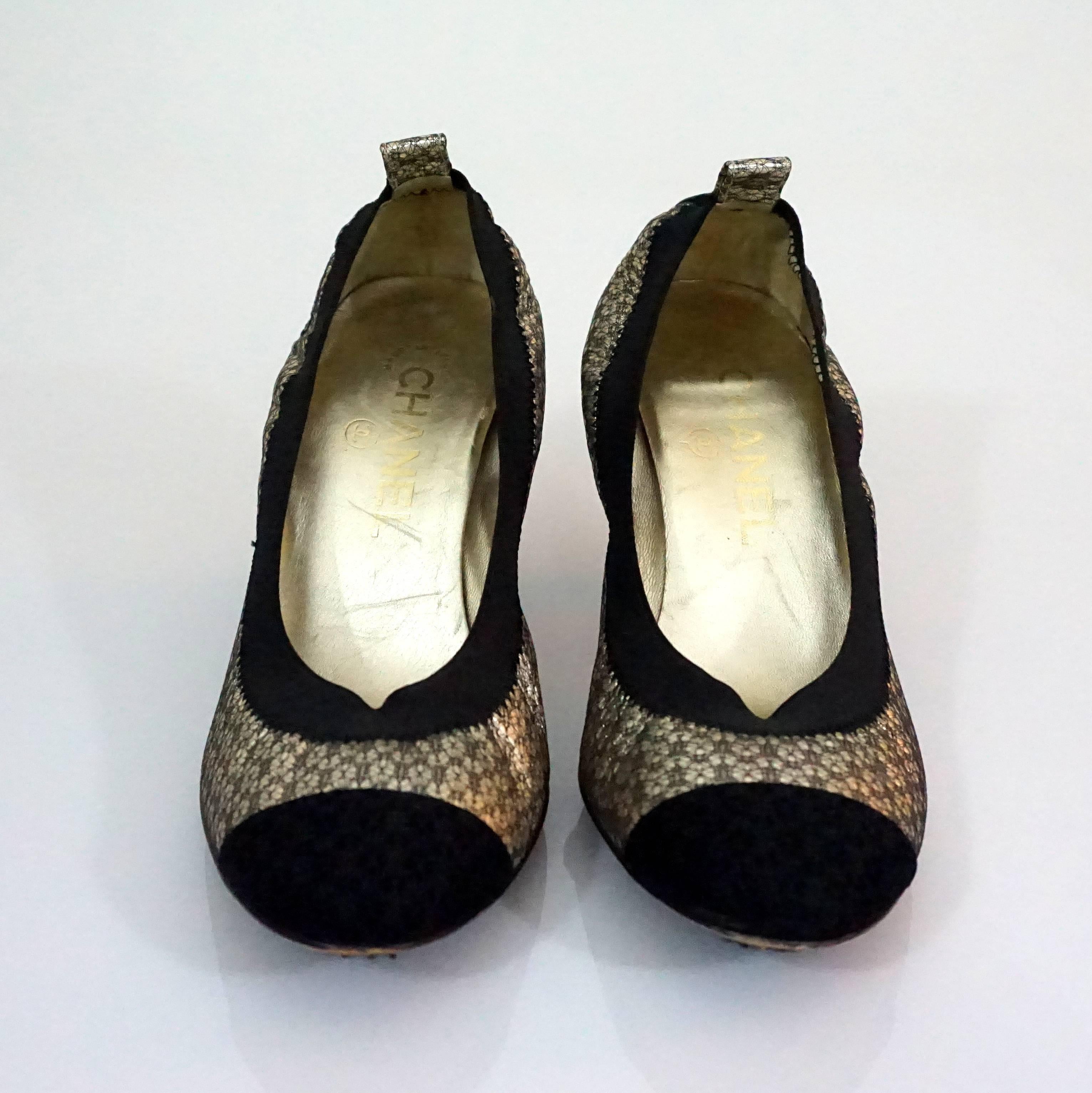 Chanel Metallic Leather and Black Brocade Stretch Pump - 36.5 In Excellent Condition In West Palm Beach, FL