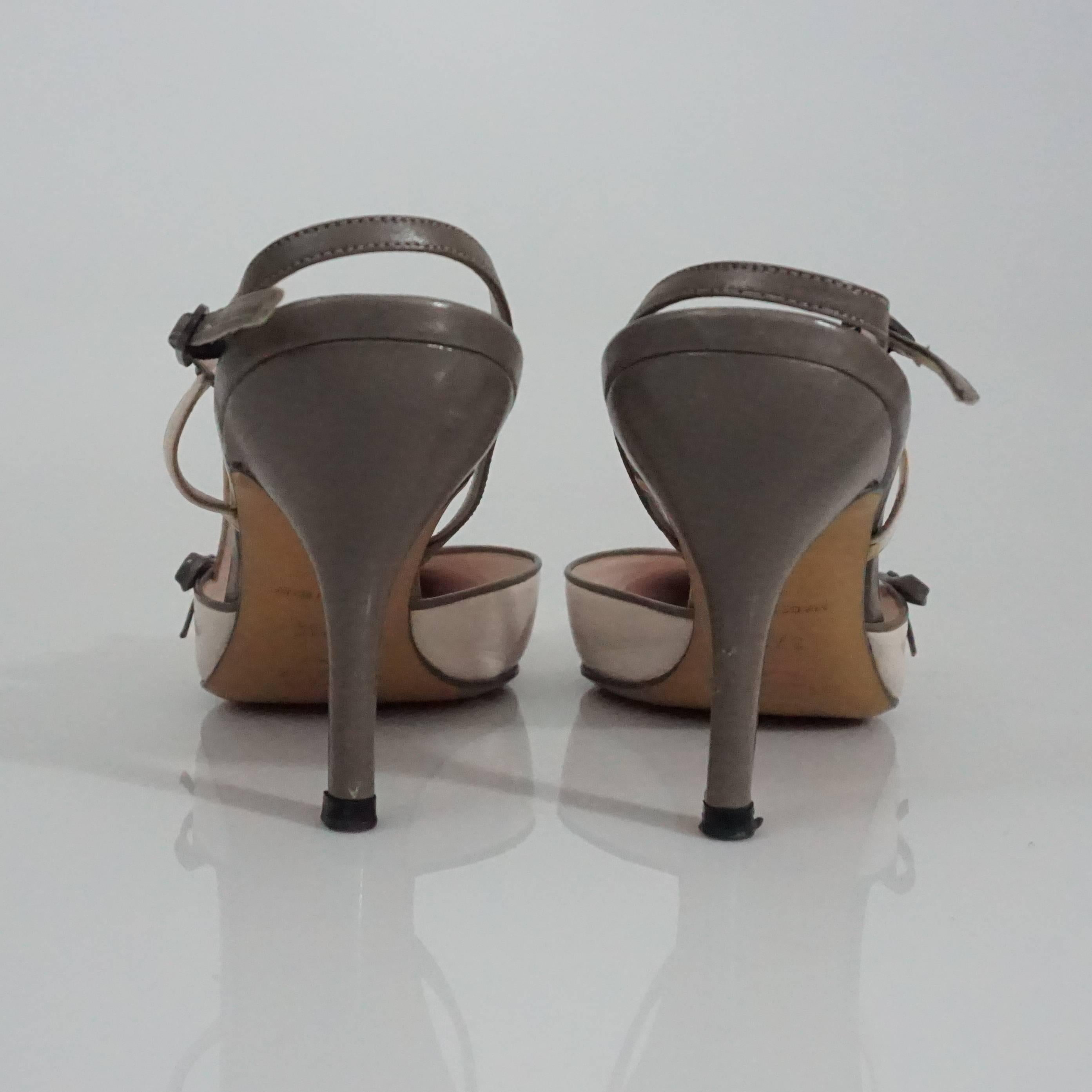 Escarpins à talons Chanel couleur crème et taupe, taille 37,5 Bon état à West Palm Beach, FL