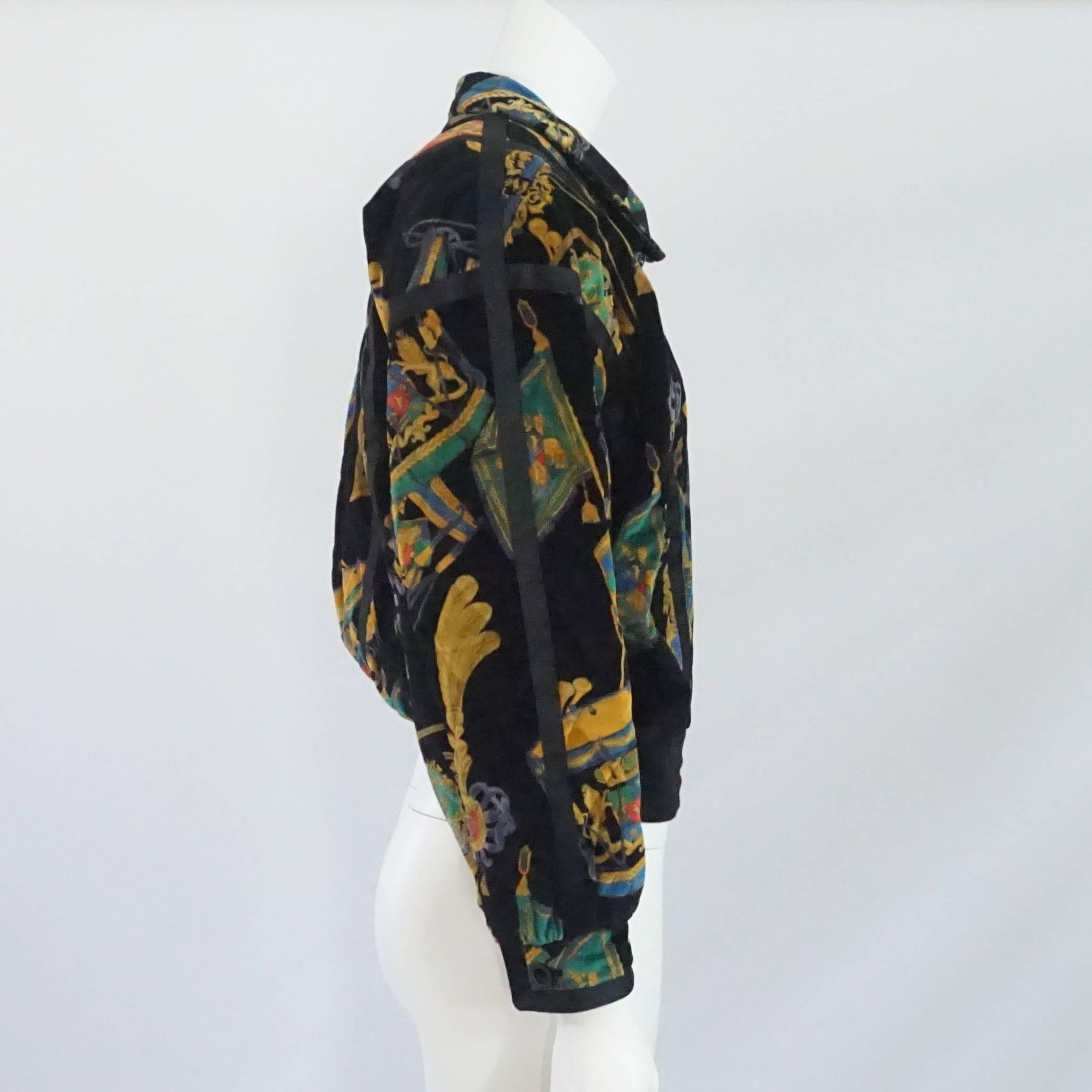 Escada by Margaretha Ley West German Multi Printed Velvet Jacket - 38 - 1980's. Cette veste est un morceau d'histoire coloré et une incroyable déclaration de mode. La veste a été conçue par Margaretha Ley, l'une des fondatrices d'Escada. La veste