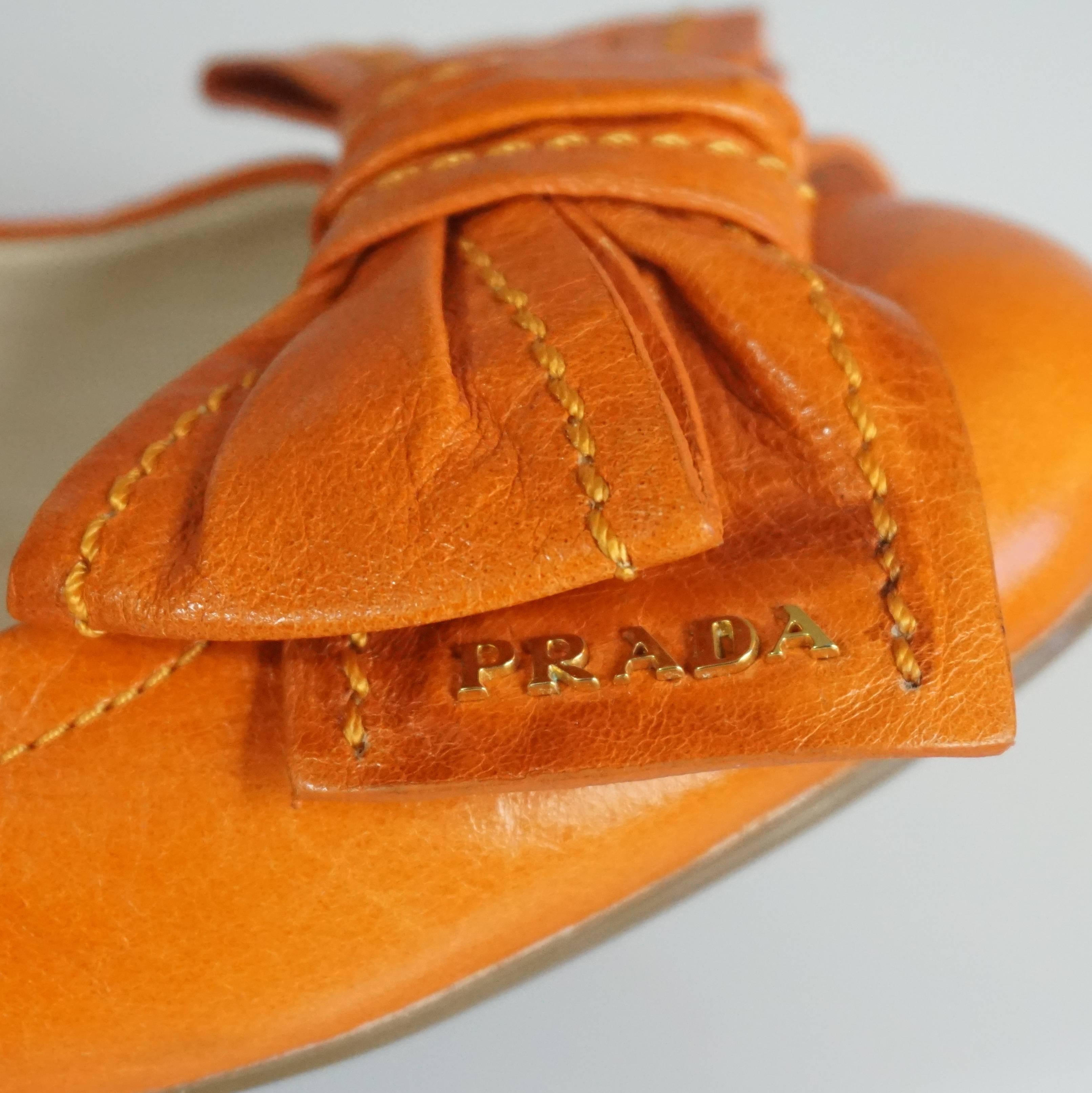 Prada Orange Leather Ballet Flats with Bows - 35 In Excellent Condition In West Palm Beach, FL